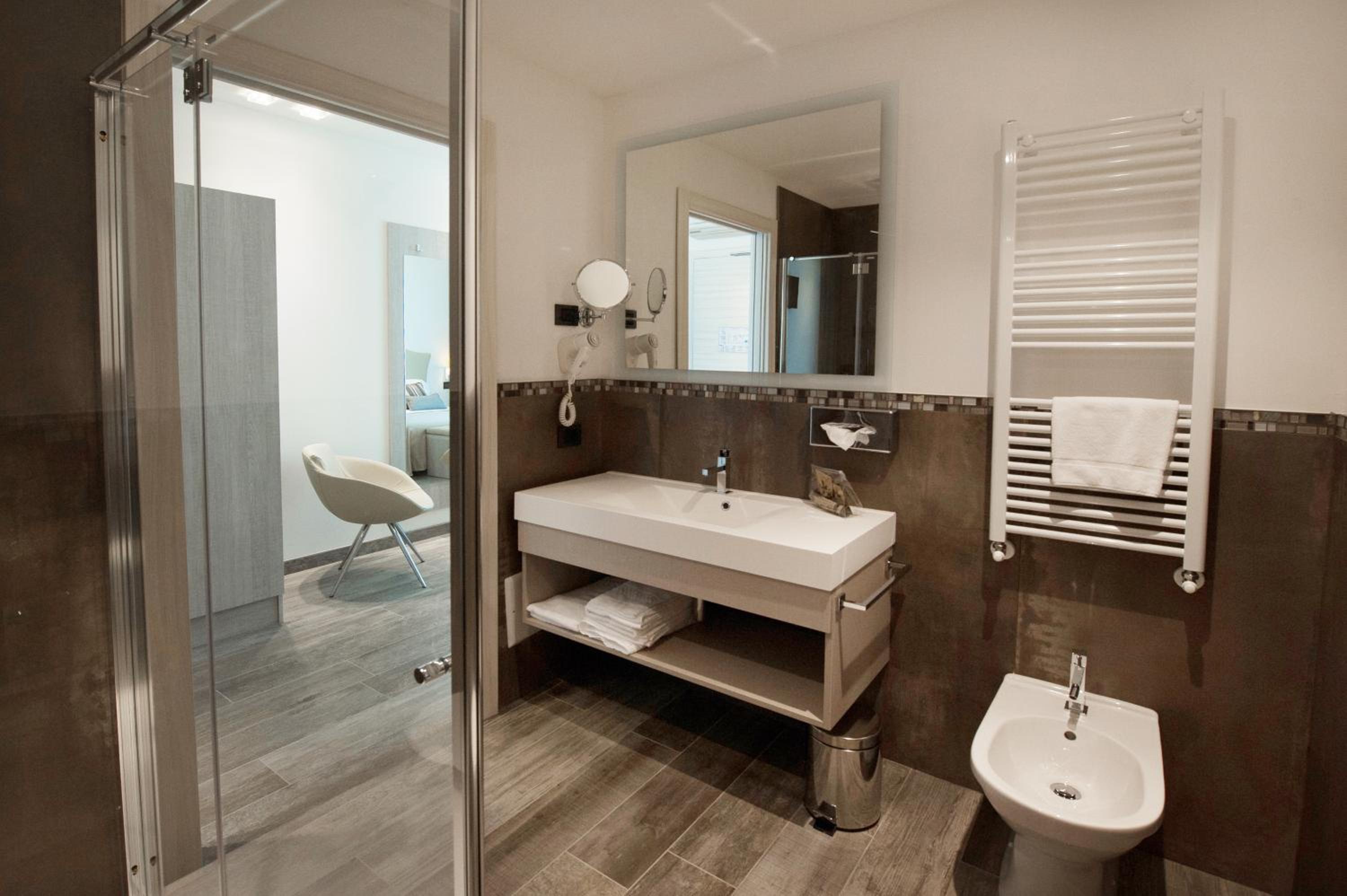 Junior Suite Deluxe Triple with Lake View  photo 3