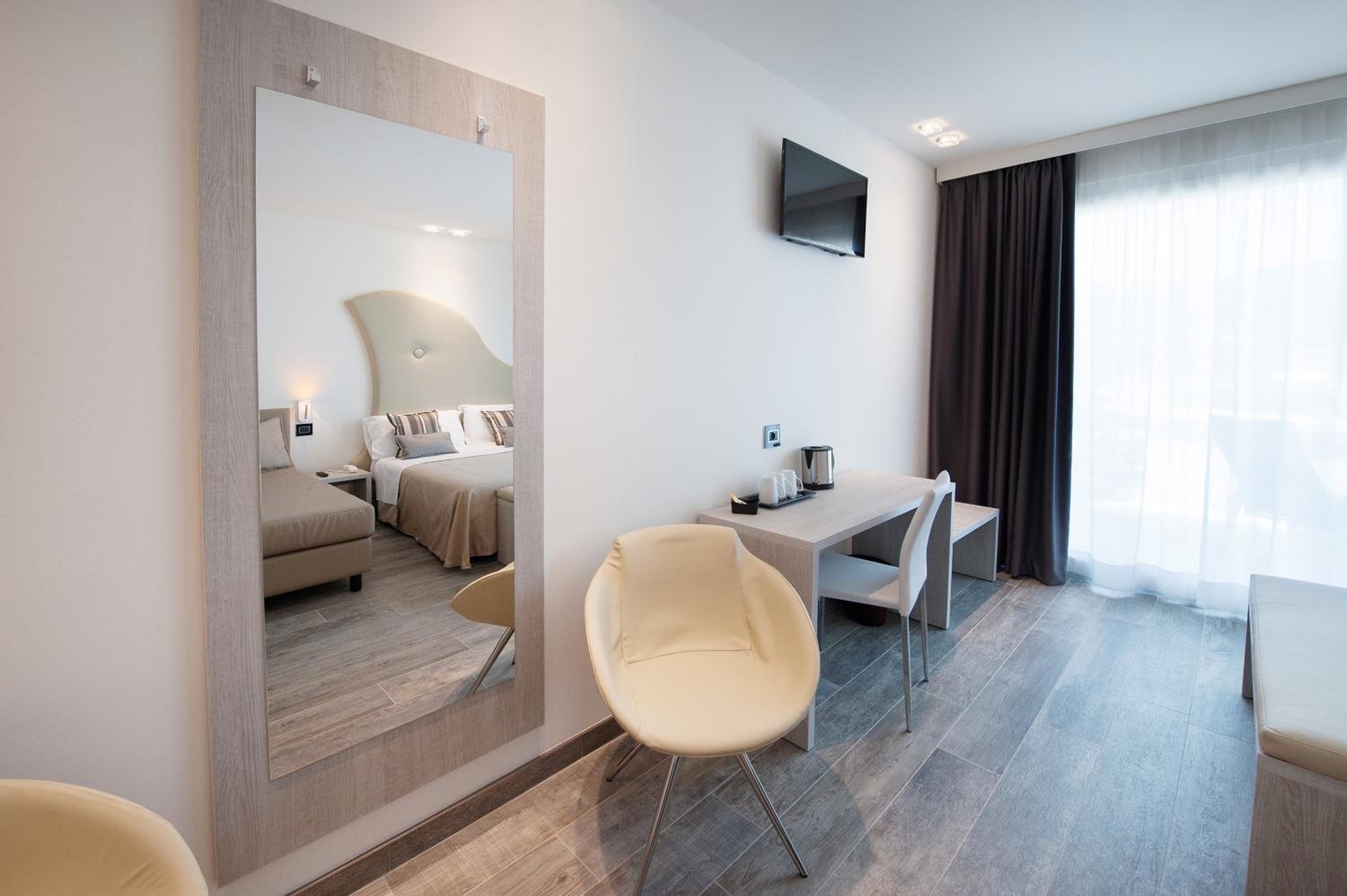 Junior Suite Deluxe Triple with Lake View  photo 2