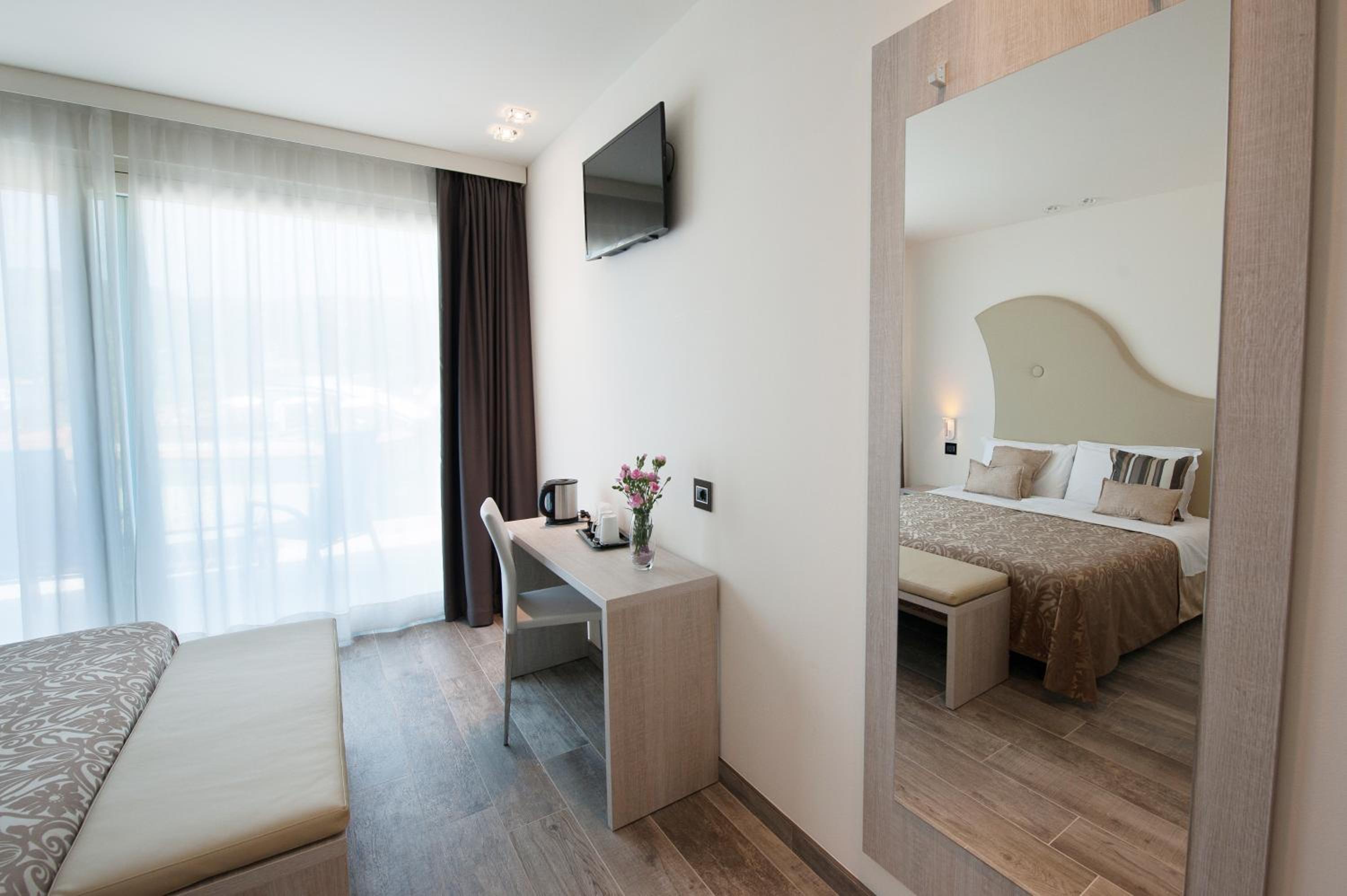 Junior Suite Deluxe Double with Lake View photo 3