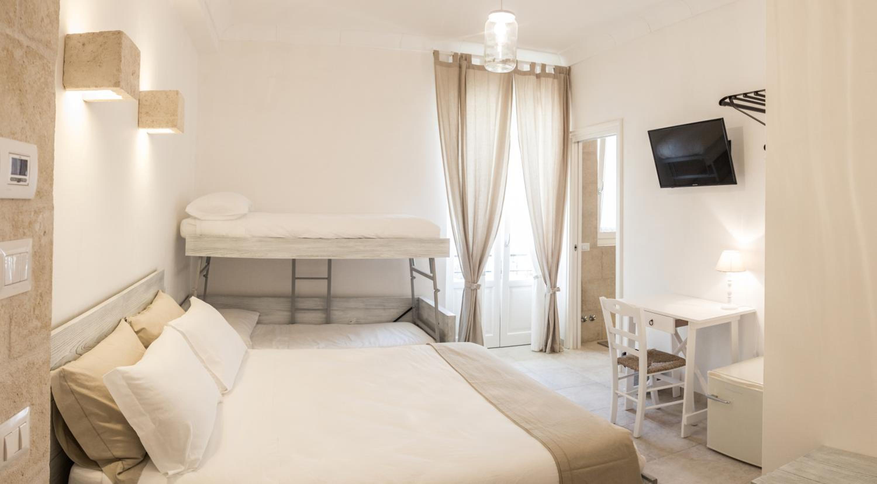 Deluxe Quadruple Room - Photo 1