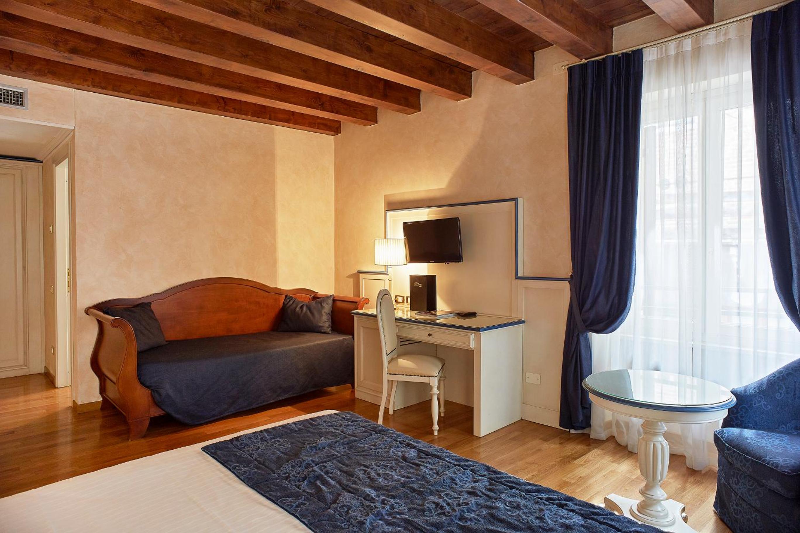 Triple Room thumbnail 5