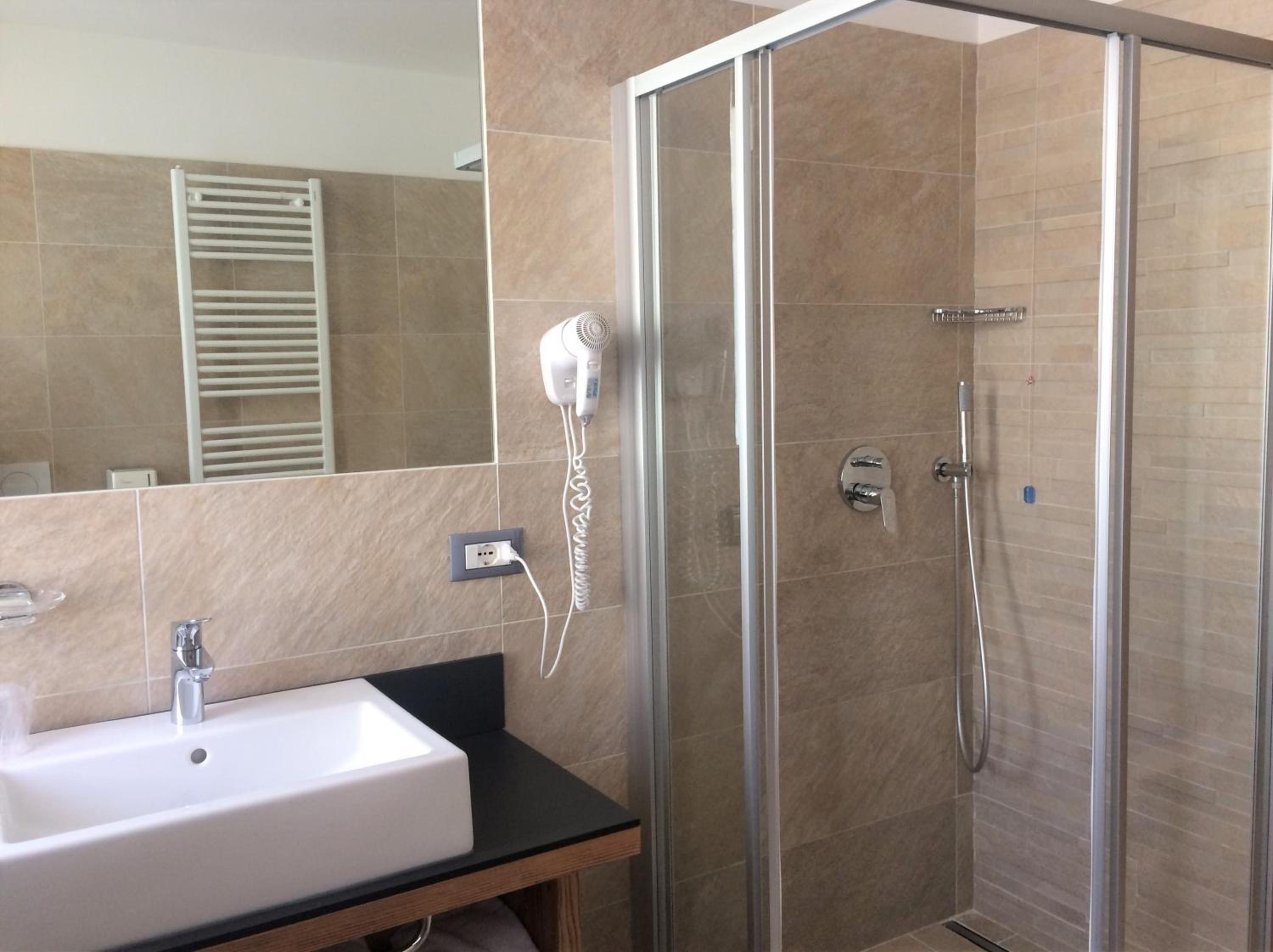 Double or Twin Room - Photo 9
