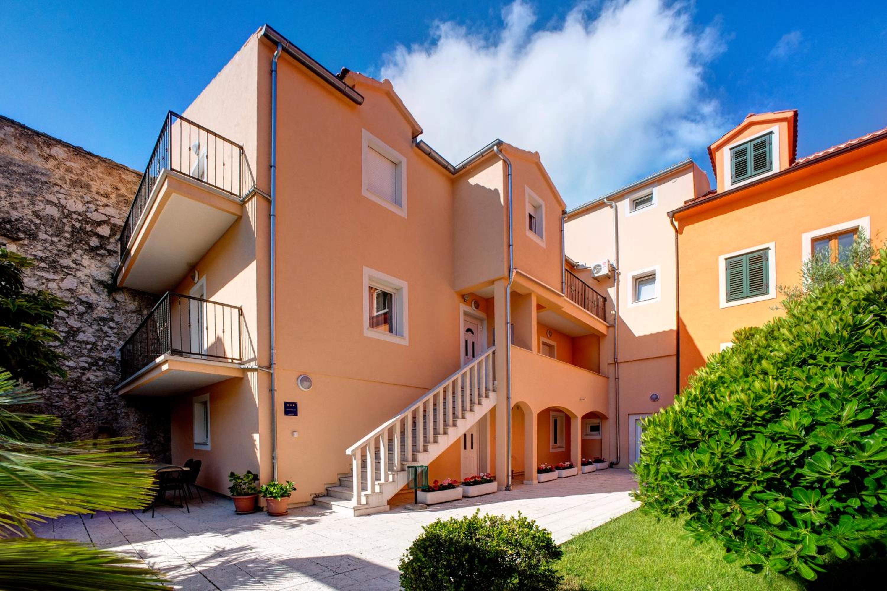 One-Bedroom Apartment - Annex building photo 2