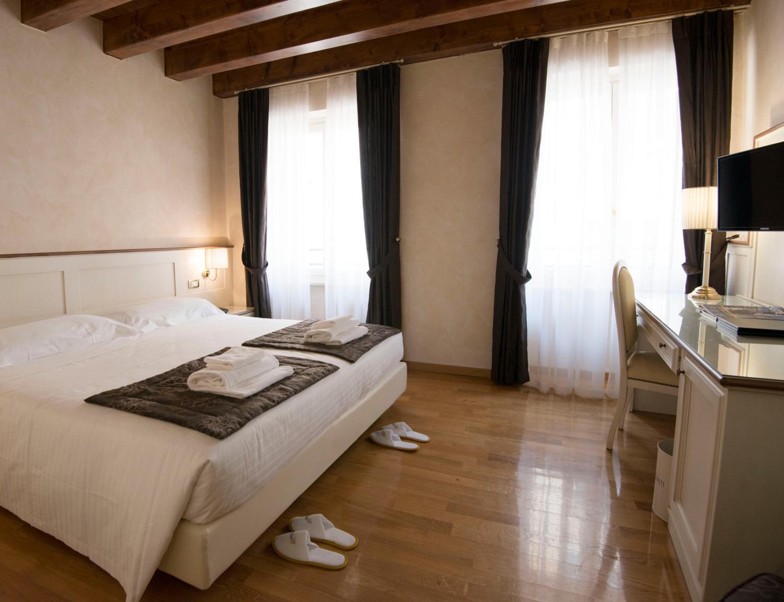 Available room thumbnail 6