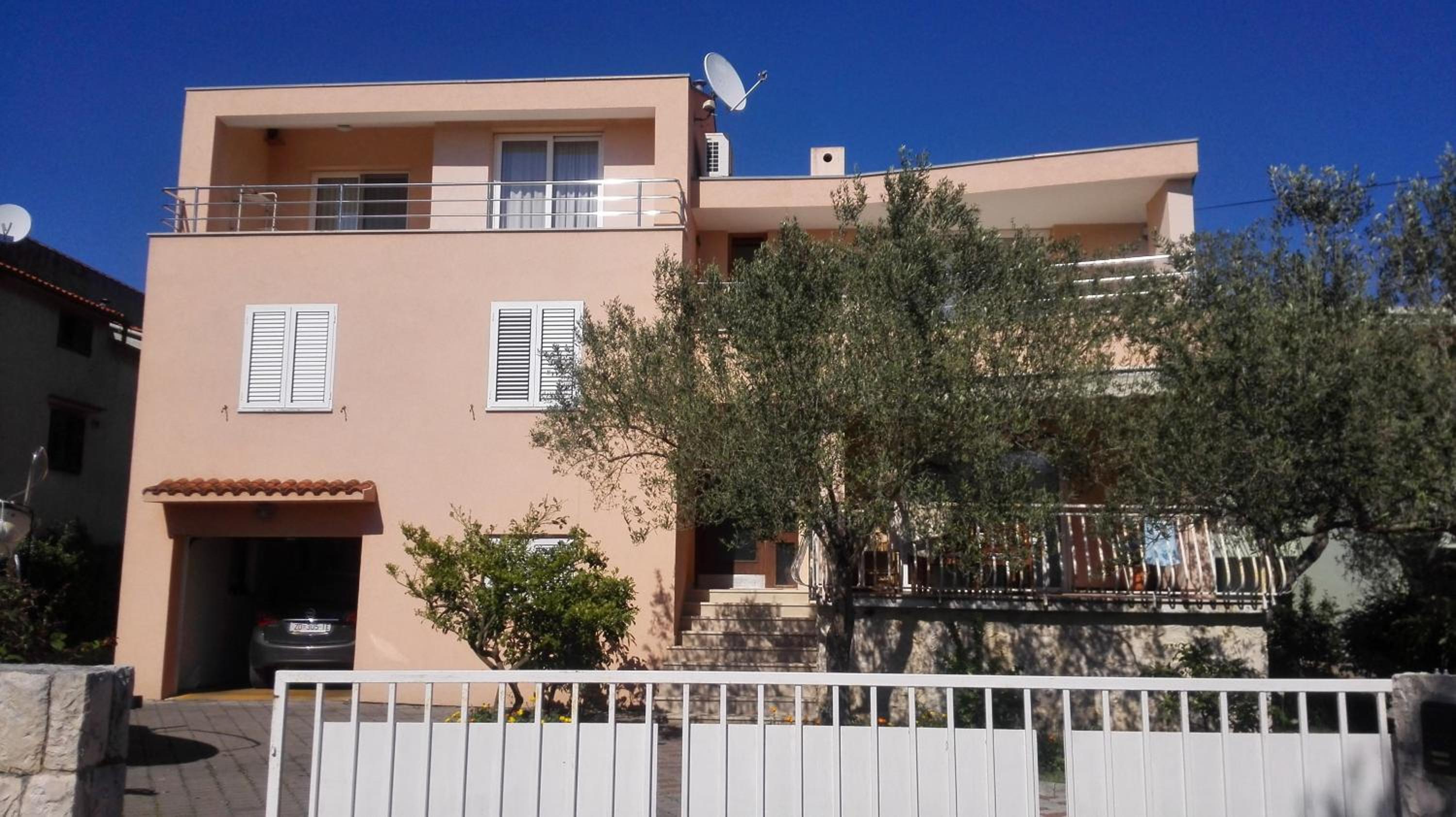 Apartment with Balcony and Sea View - Photo 9