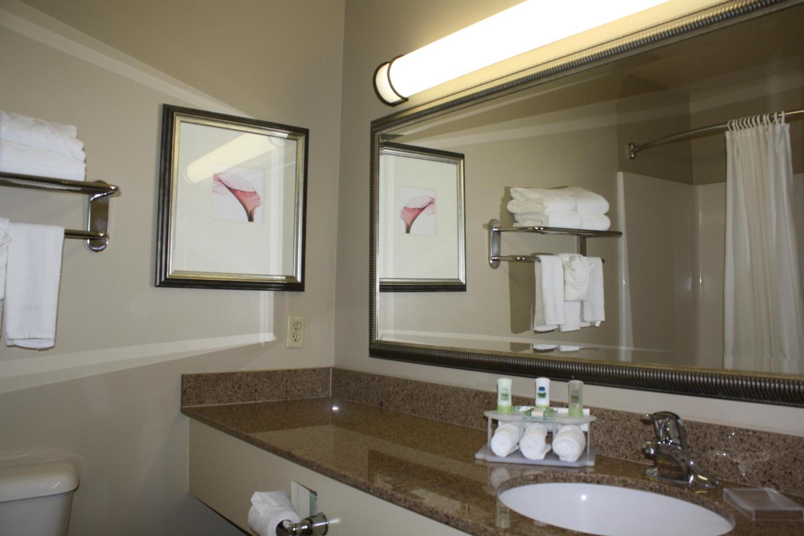 Queen Room with Two Queen Beds - Non-Smoking - Photo 4