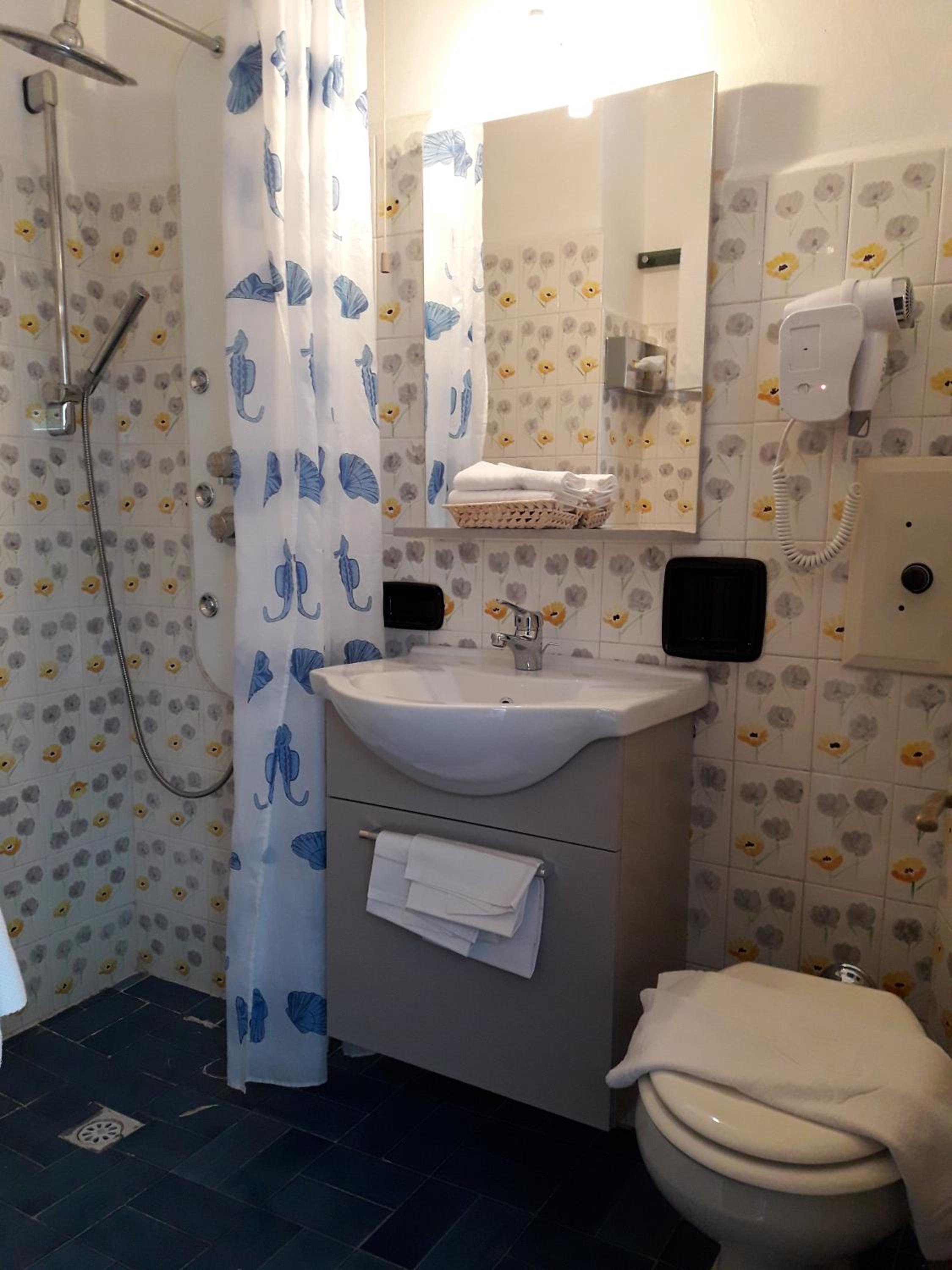 Double or Twin Room with Lake View - Photo 11