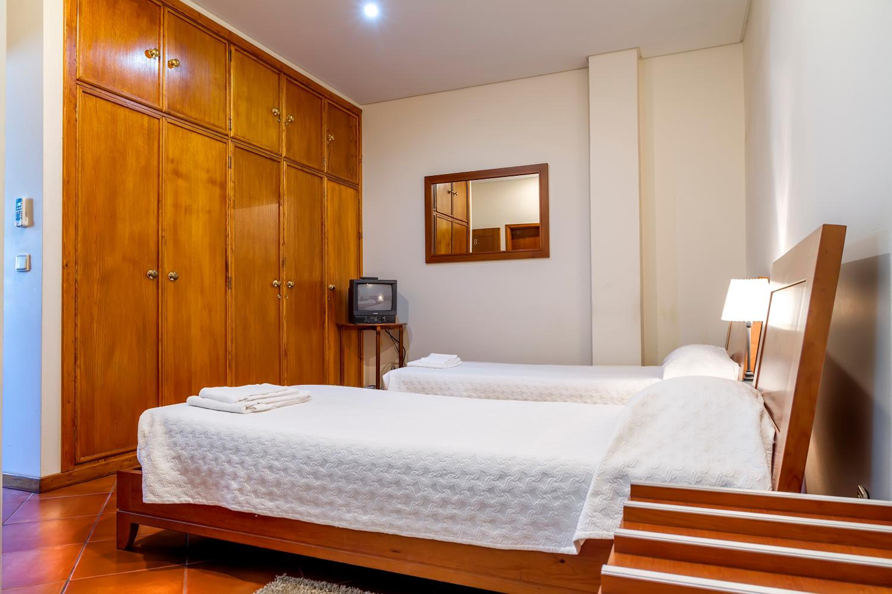 Double or Twin Room with Private Bathroom - Photo 4