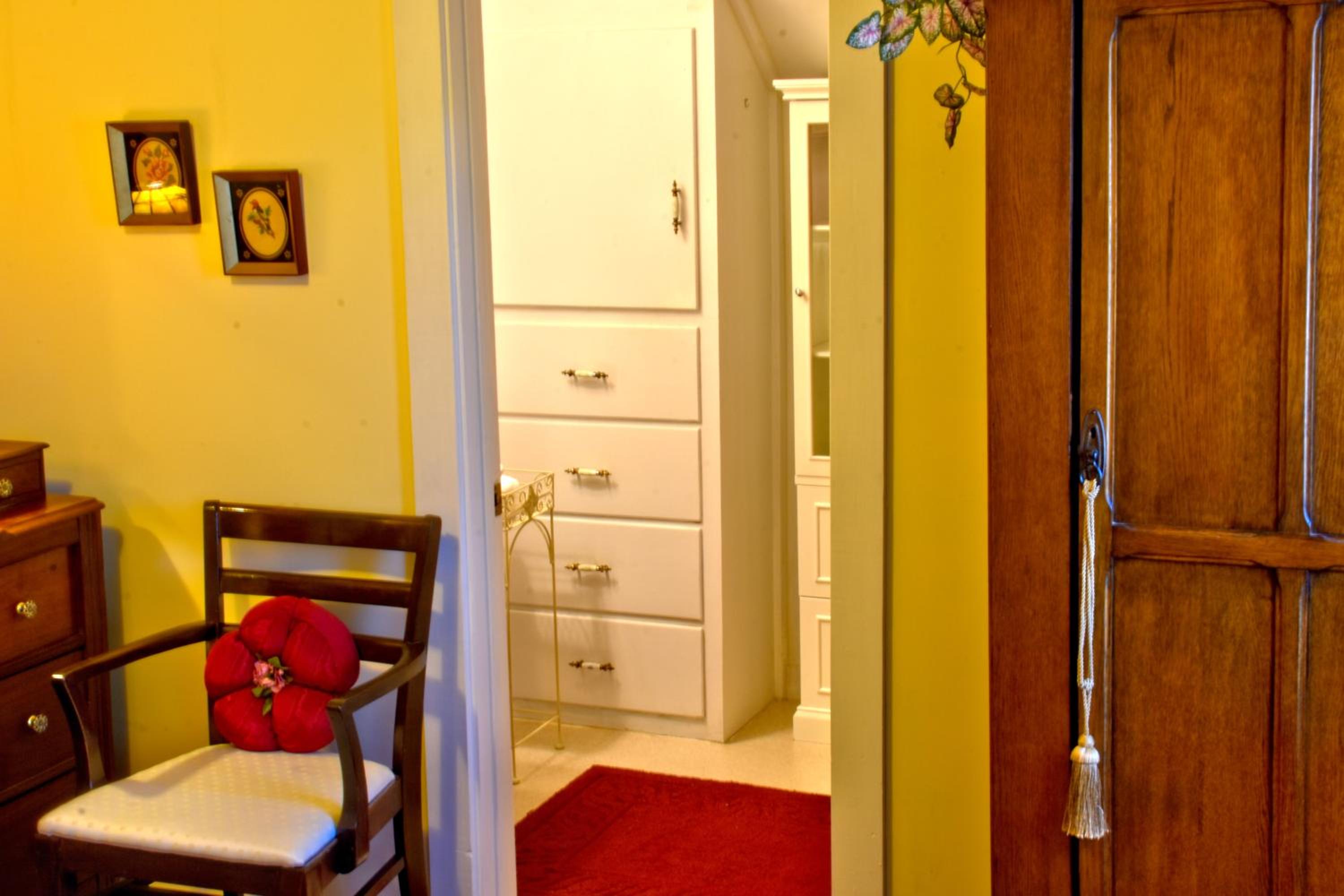 Queen Room photo 2