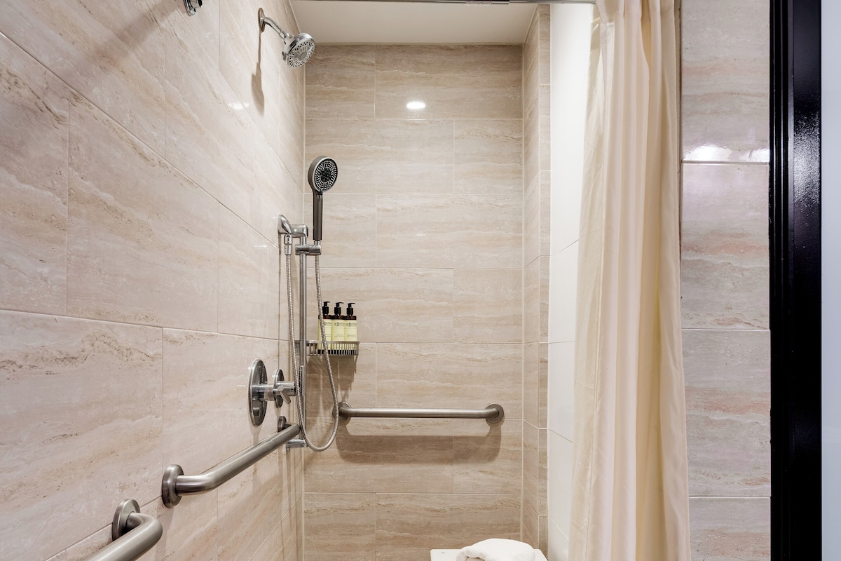 Accessible classic queen room