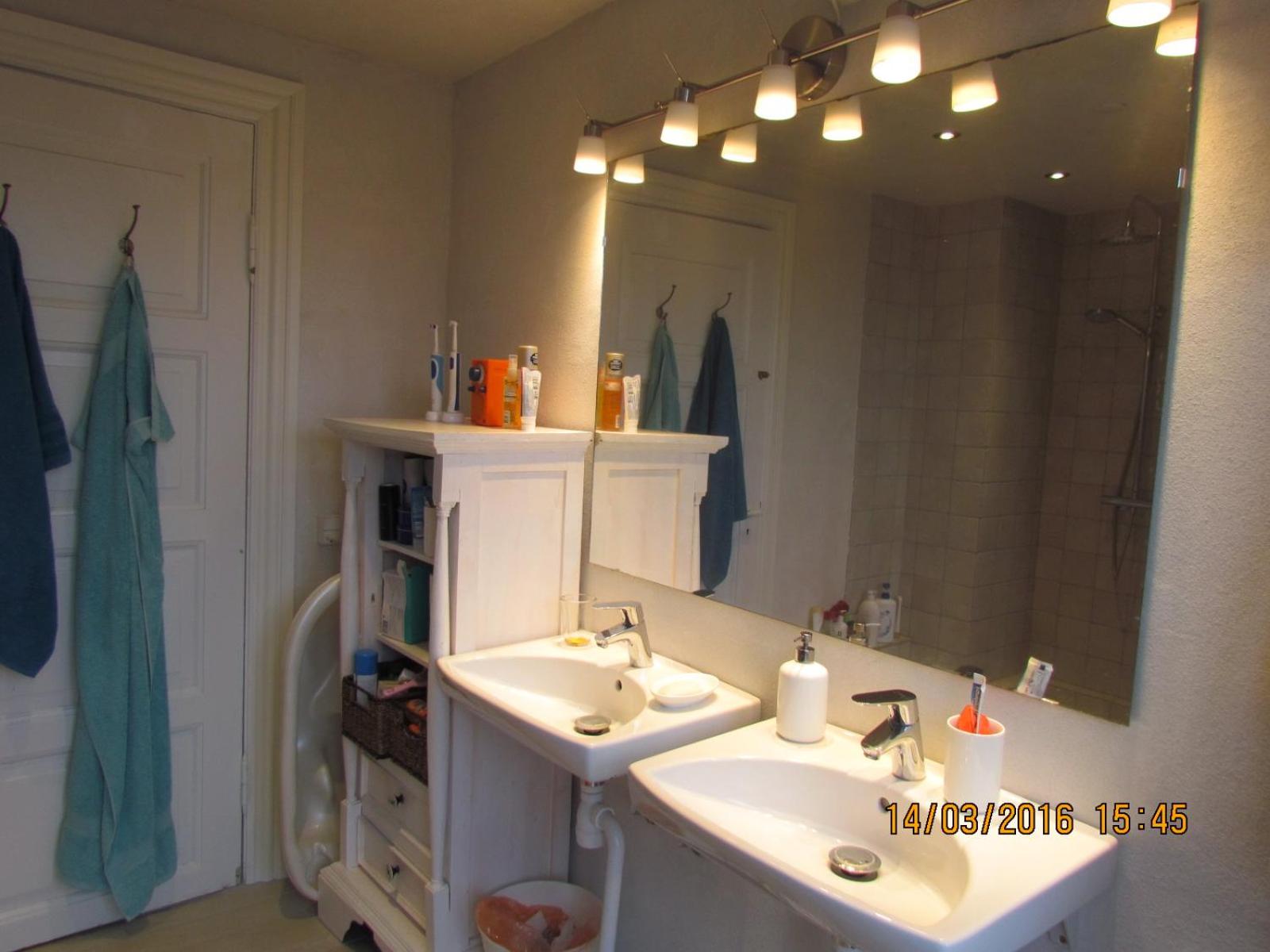 Twin Room with Shared Bathroom photo 2