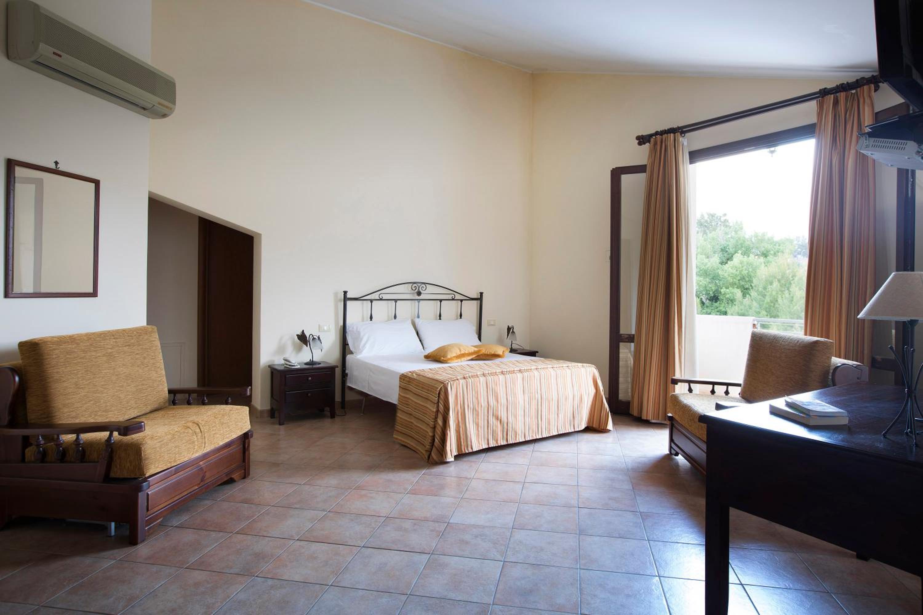 Quadruple Room with Balcony - Photo 2