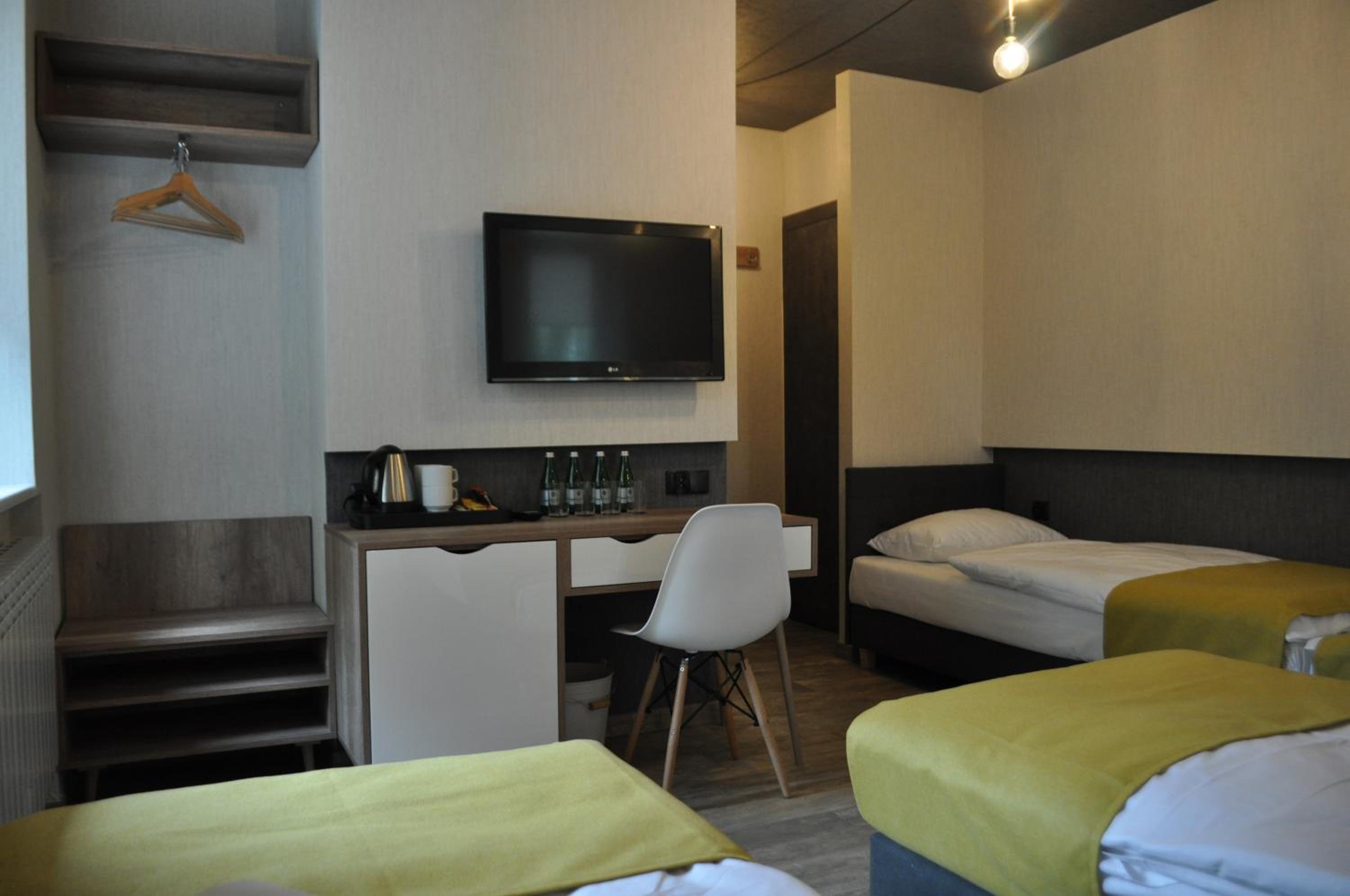 Comfort Quadruple Room with Shower photo 3
