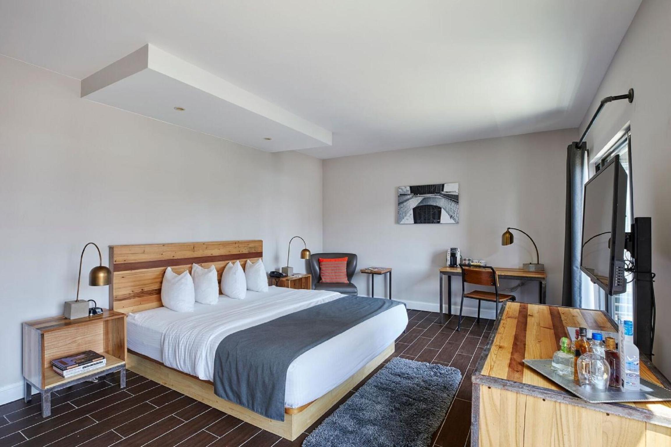 Superior King Balcony Room - Photo 3