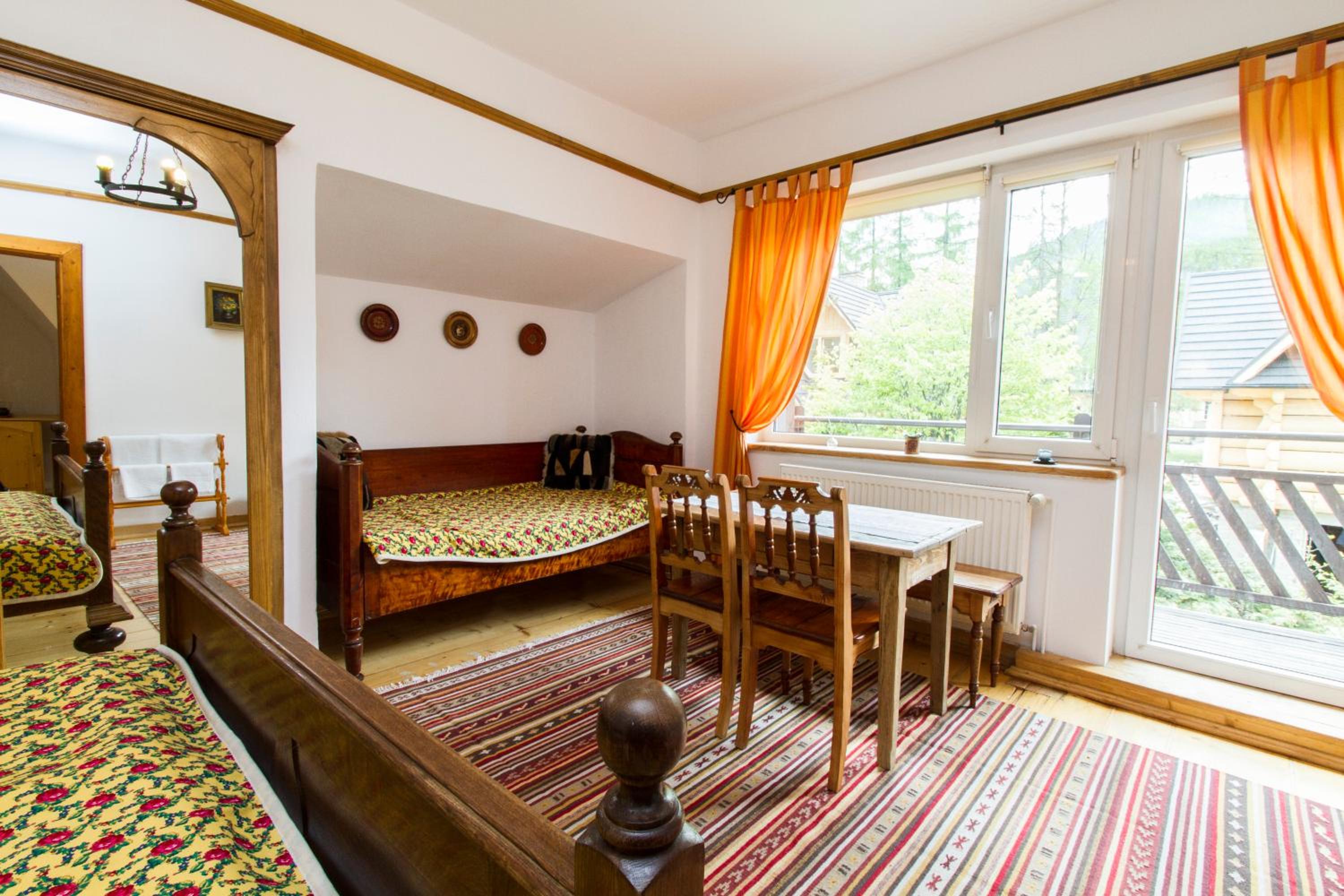 Quadruple Room with Balcony - Photo 9