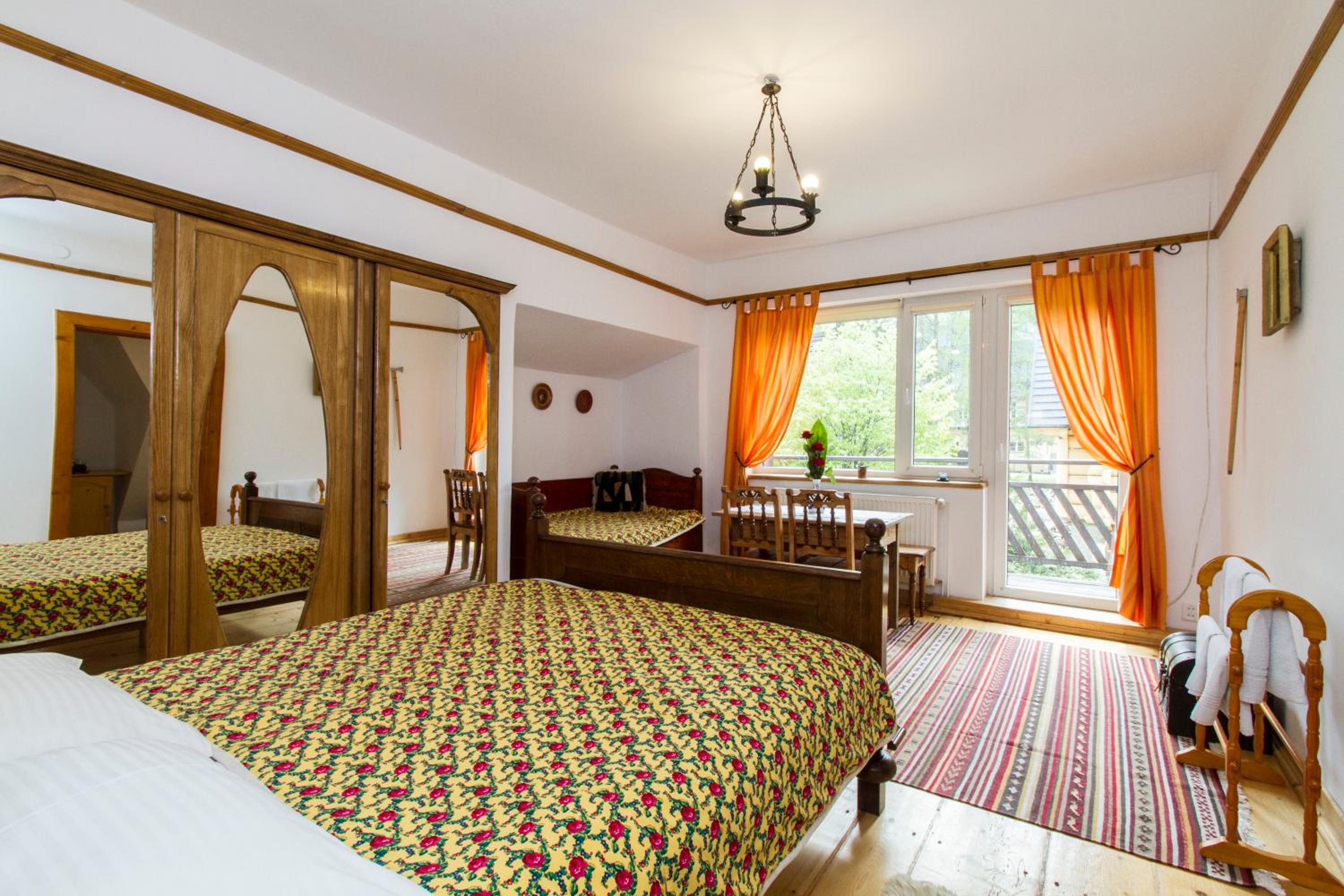 Quadruple Room with Balcony - Photo 10