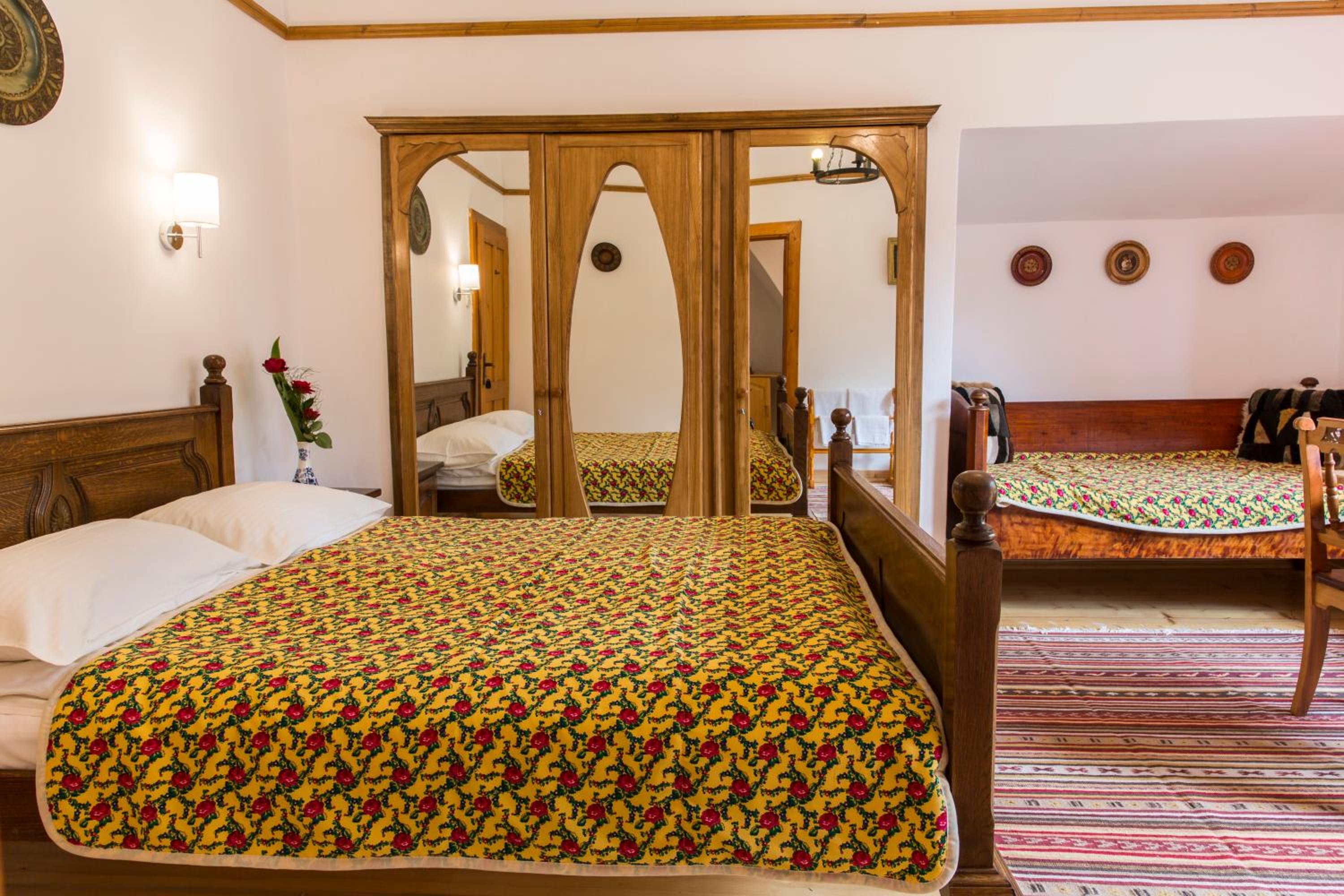 Quadruple Room with Balcony - Photo 14