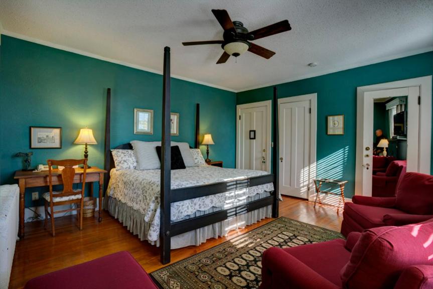 Deluxe King Room photo 1