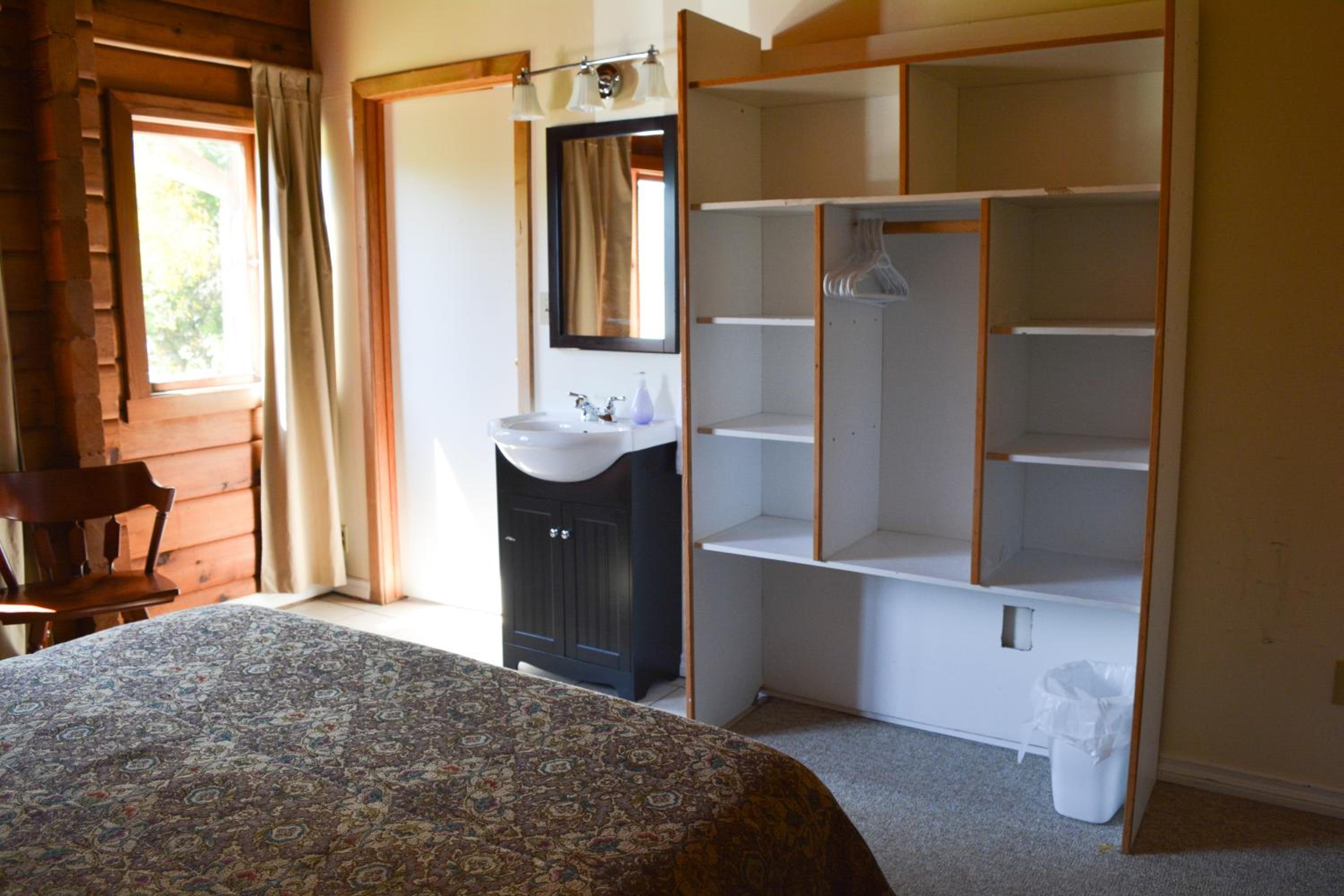 Queen Room photo 2