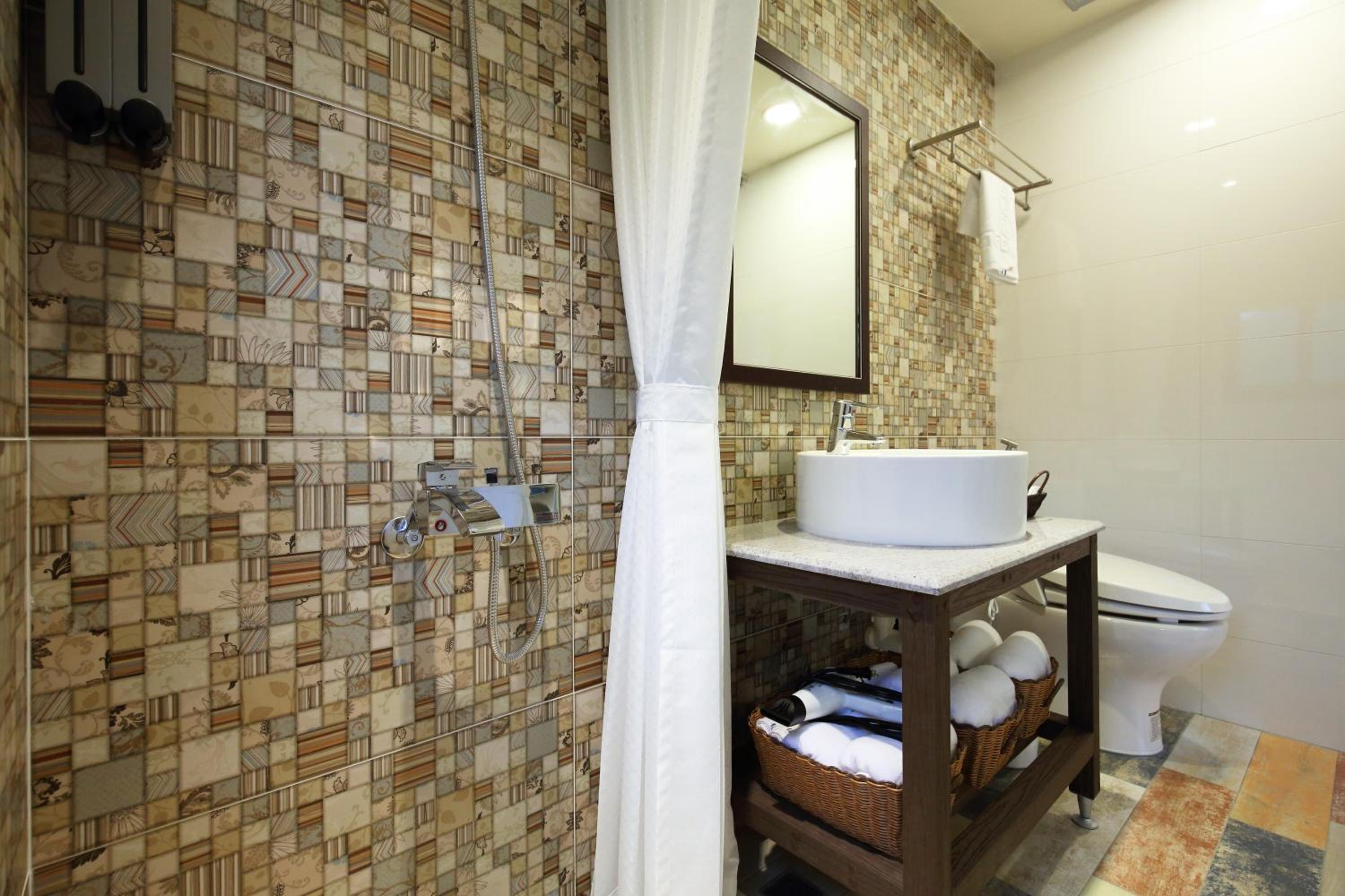 Family Room with Private Bathroom photo 2