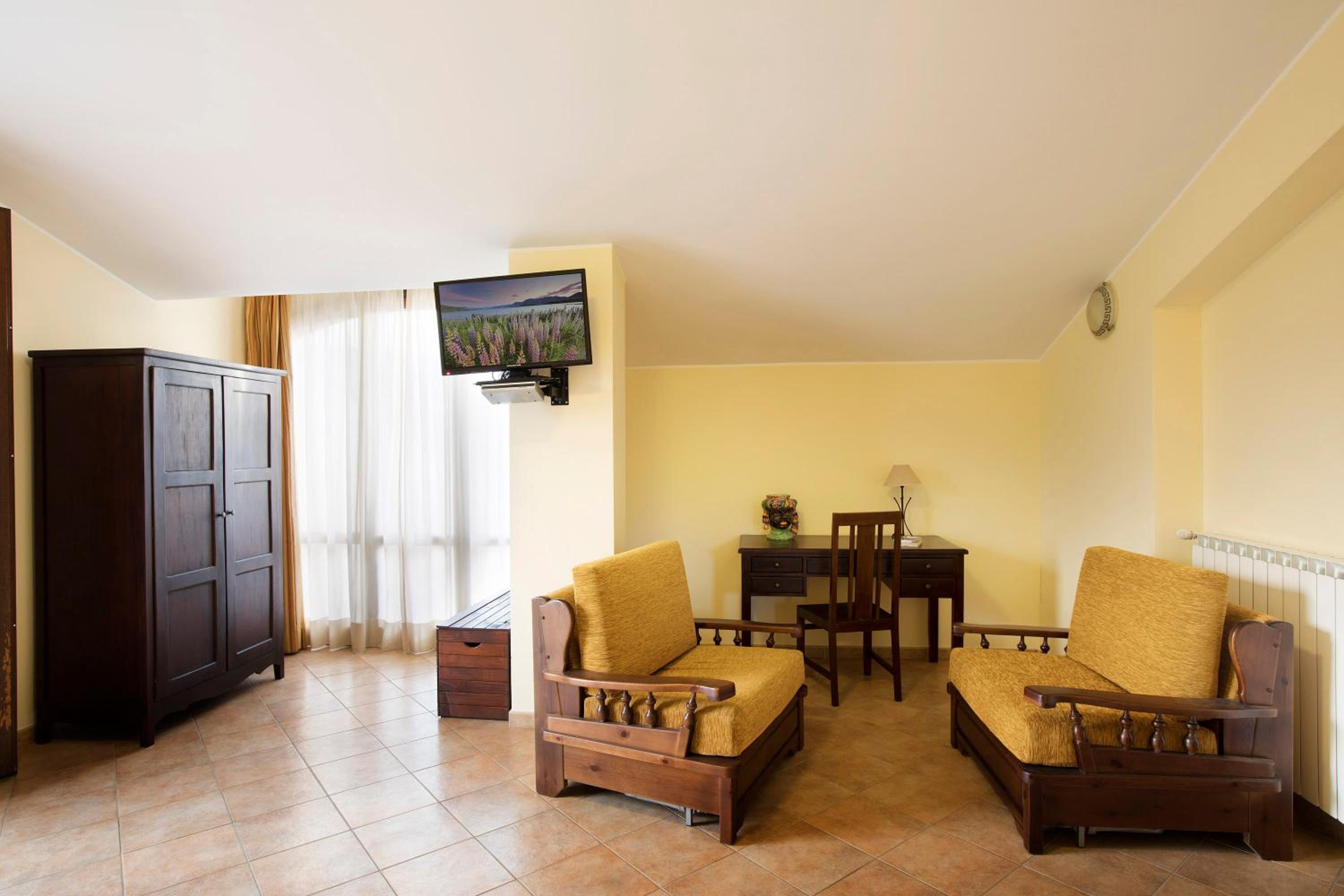 Quadruple Room with Balcony - Photo 1