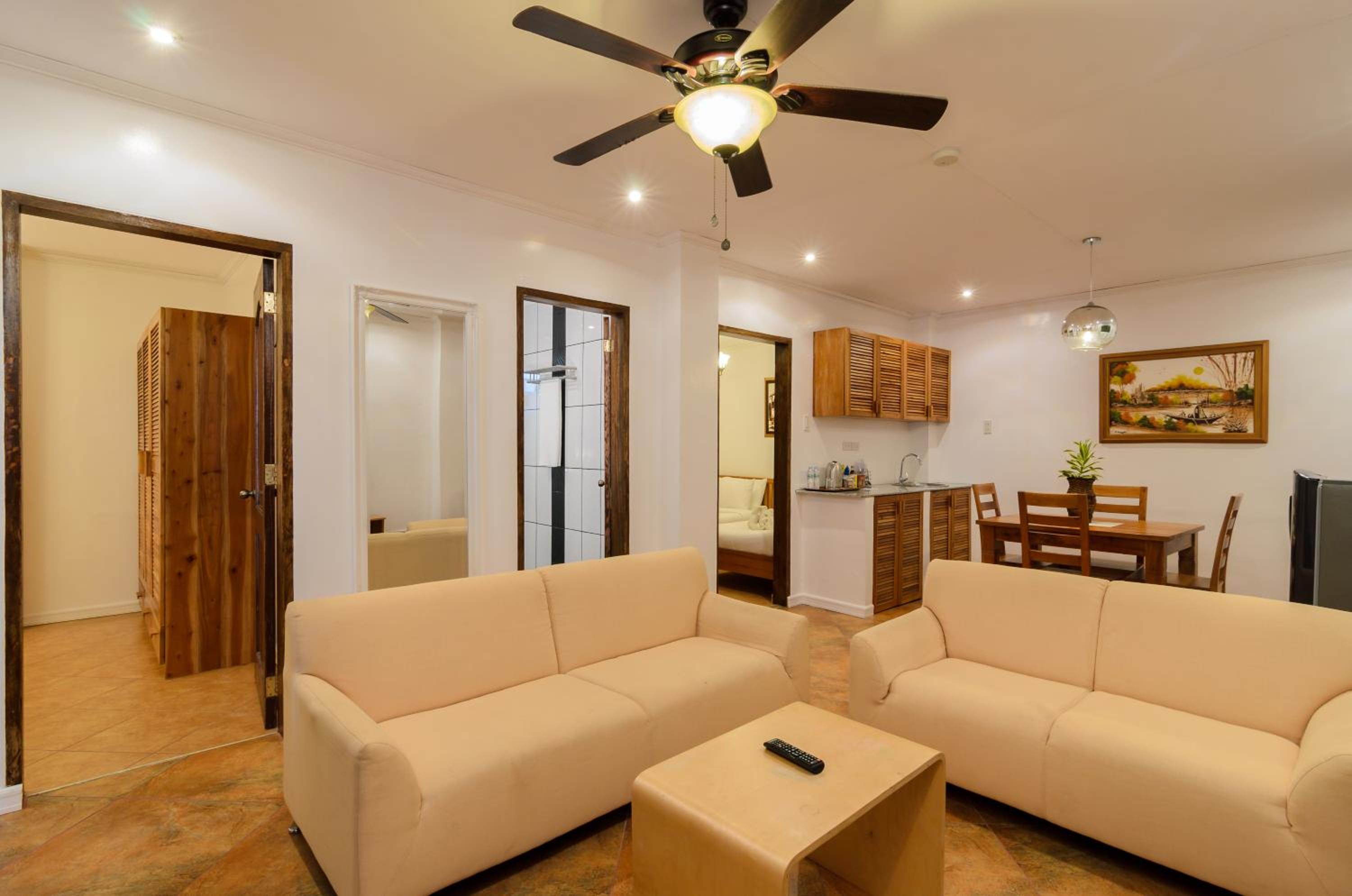 Family Room (4 Adults) - Photo 2
