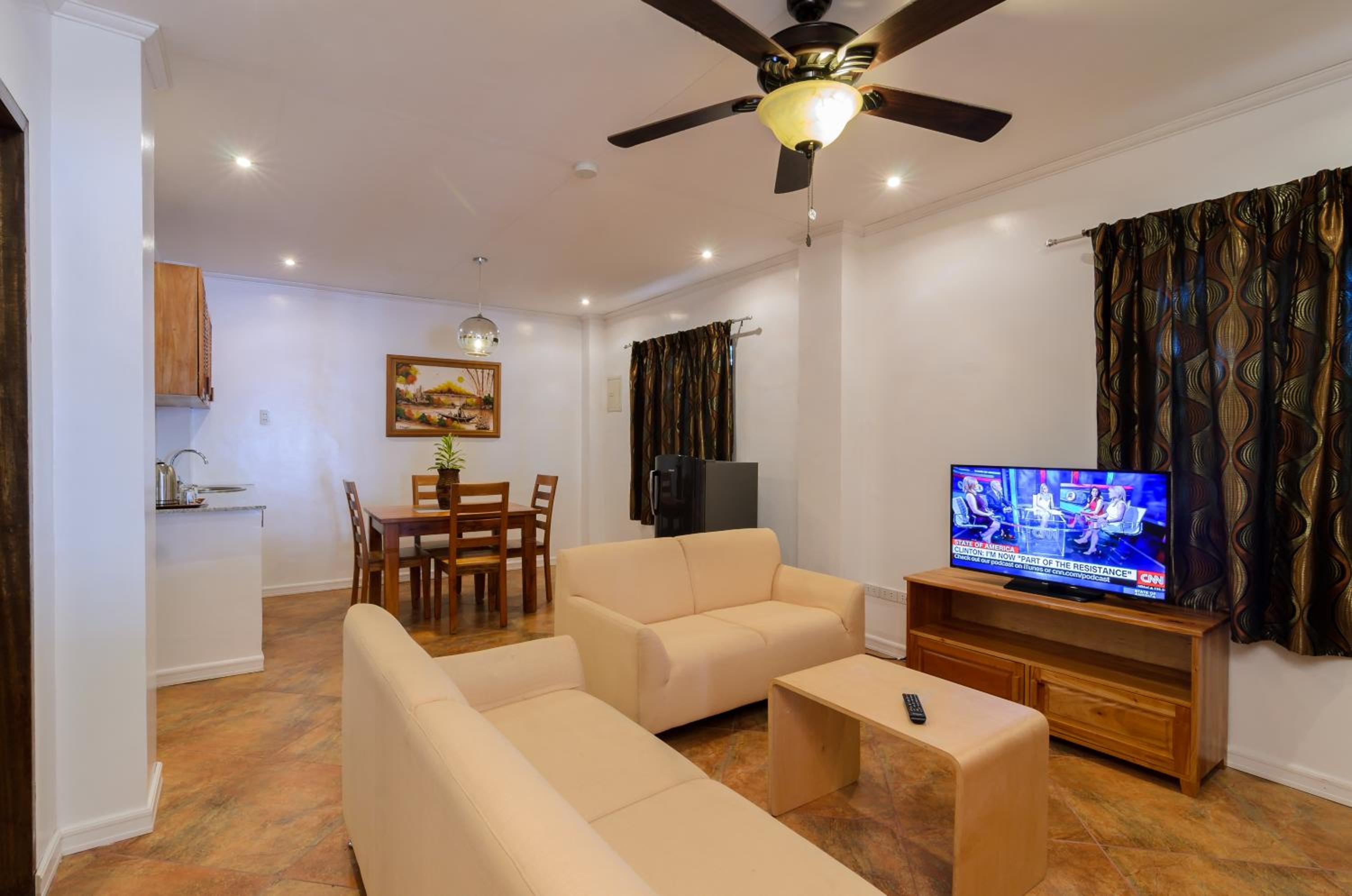 Family Room (4 Adults) - Photo 3