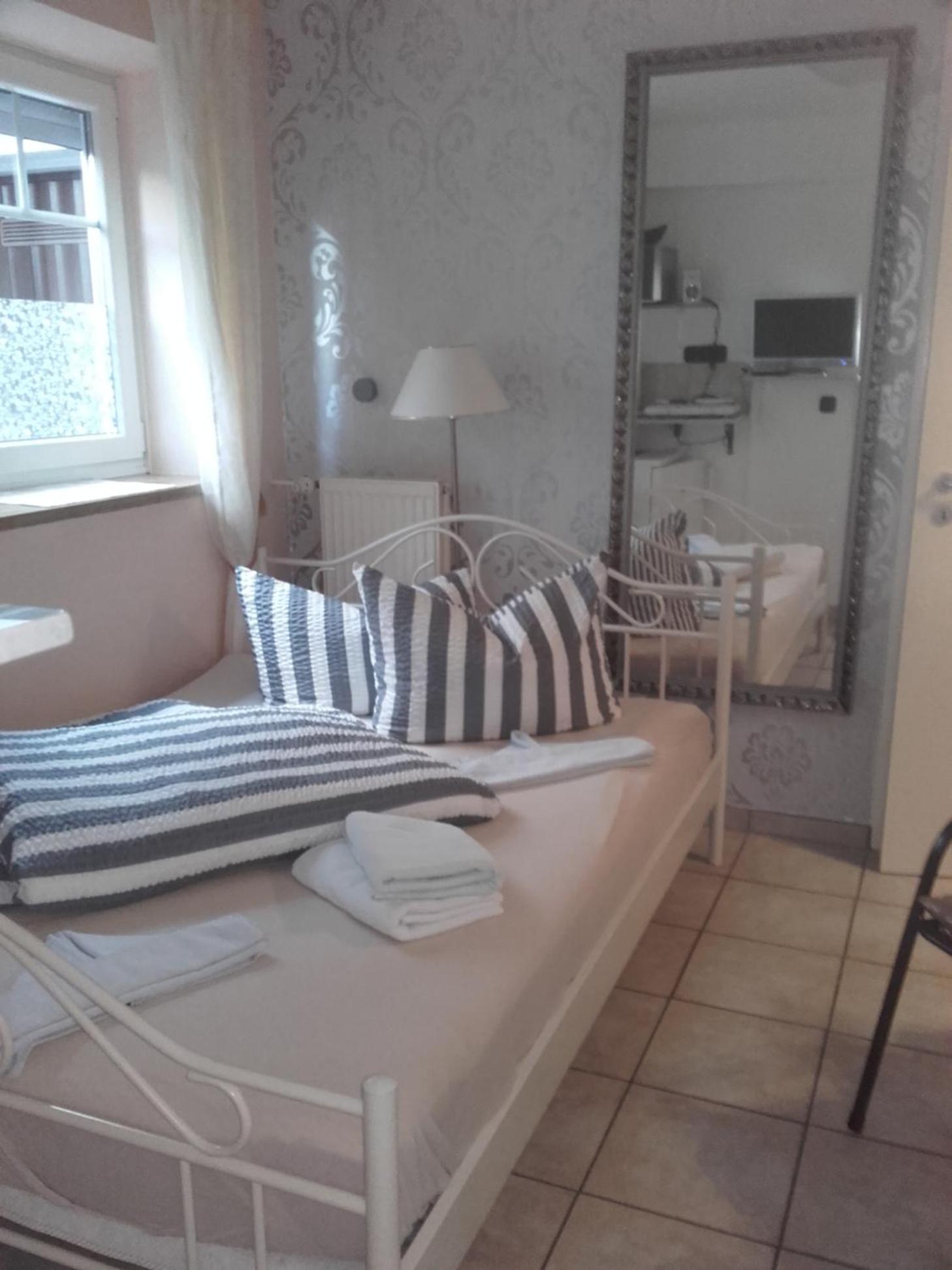 Mini Room next to Staircase with French Bed  - 3 photo 1