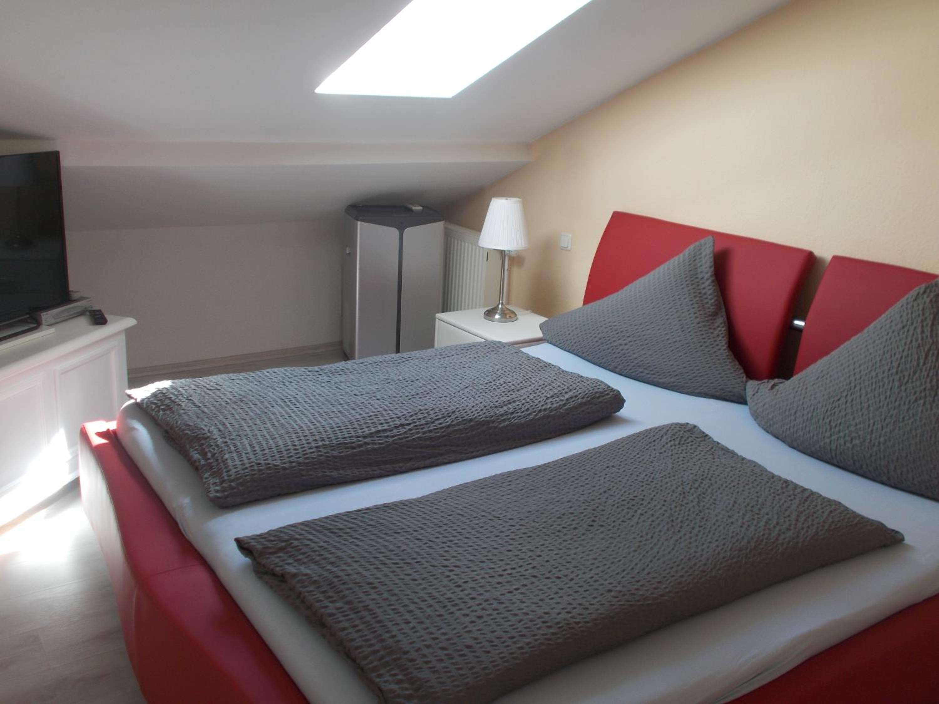 Small One-Bedroom Apartment - 2 - Photo 1