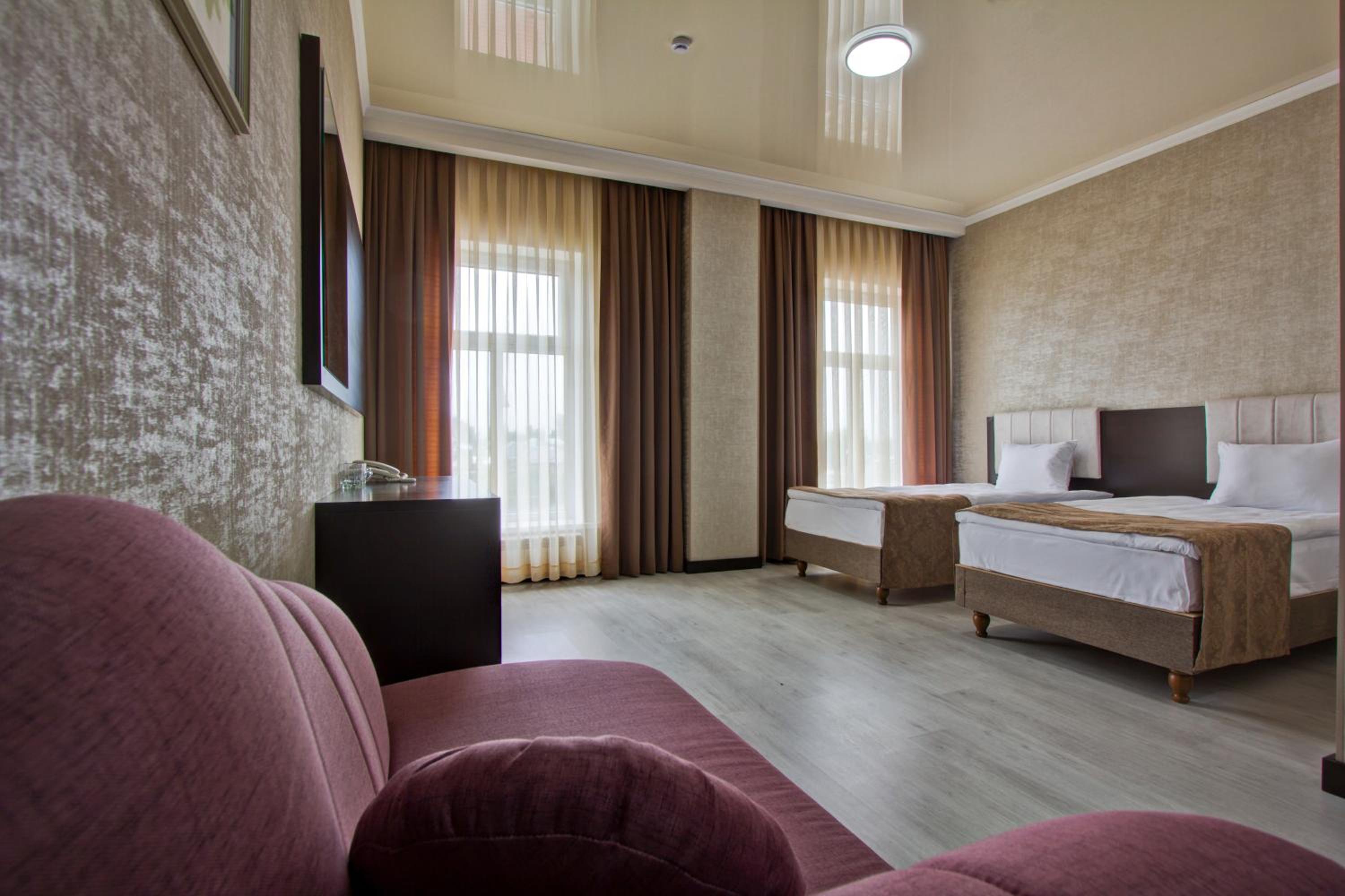 Queen Room with Two Queen Beds - Disability Access photo 2