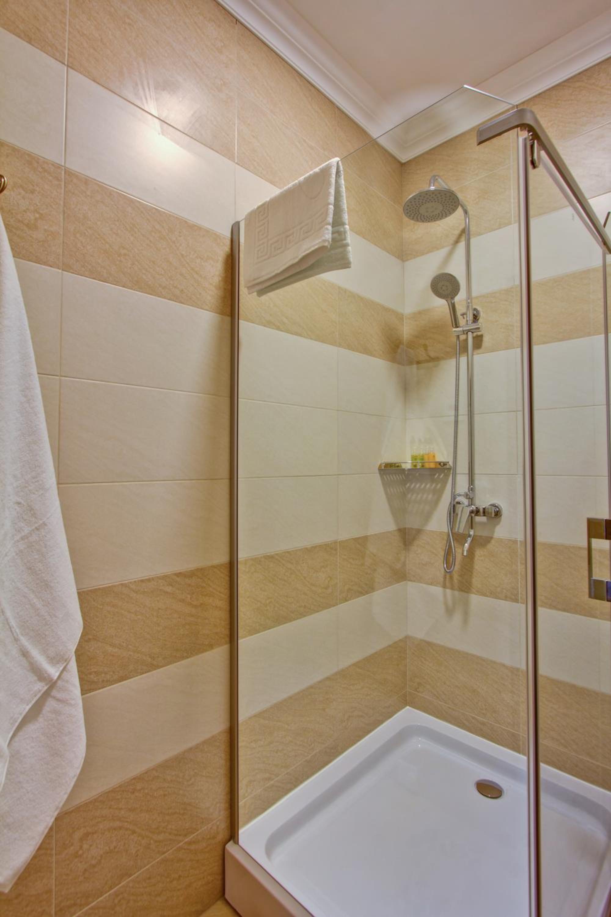 Queen Room with Two Queen Beds - Disability Access photo 3