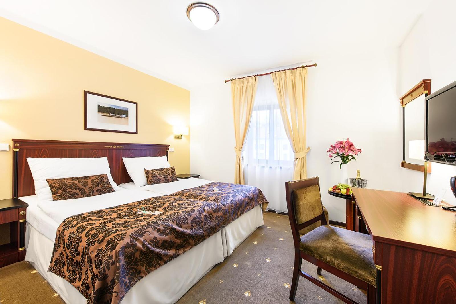 Double or Twin Room - Photo 5
