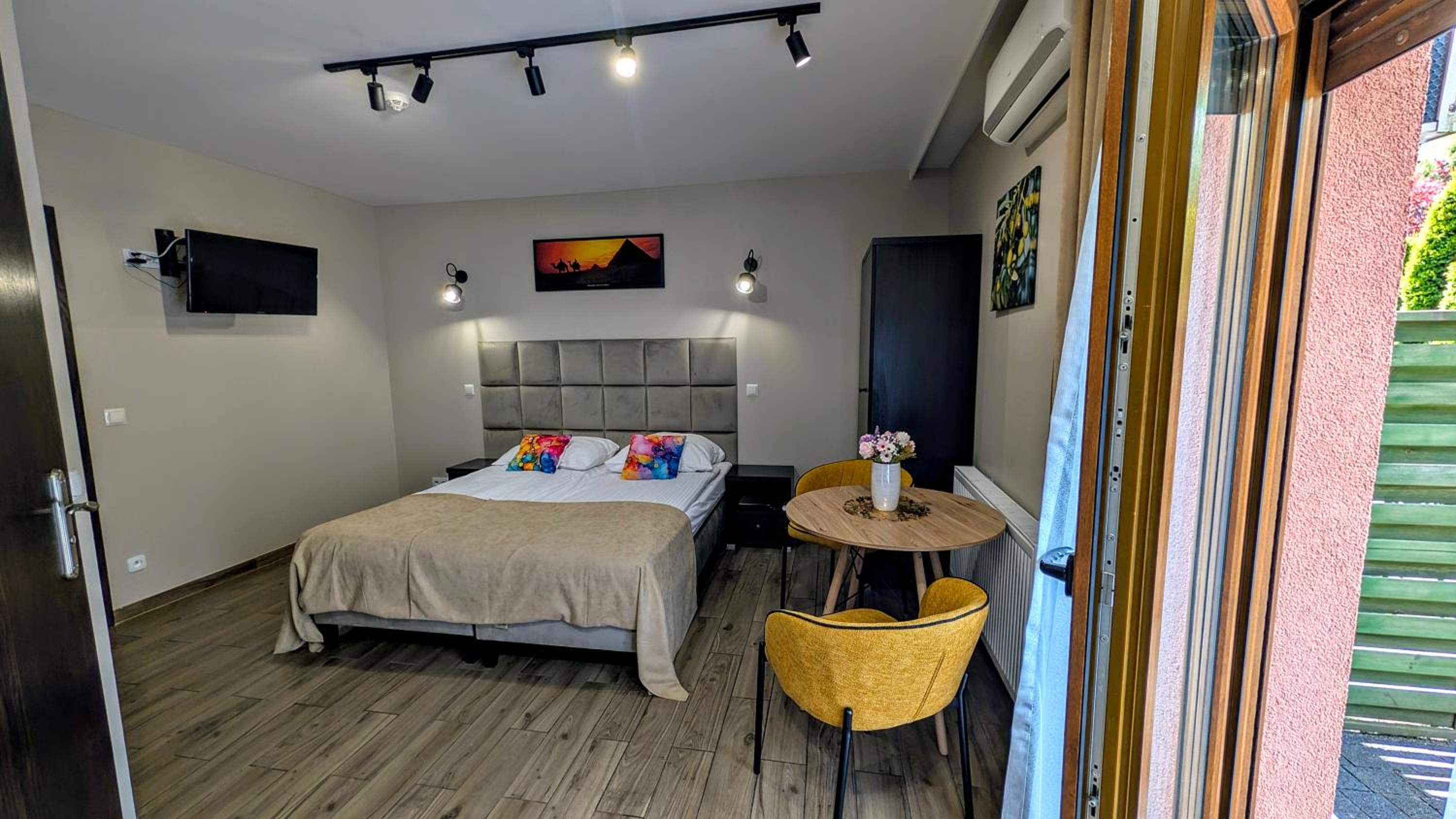 One-Bedroom Apartment with Terrace photo 3