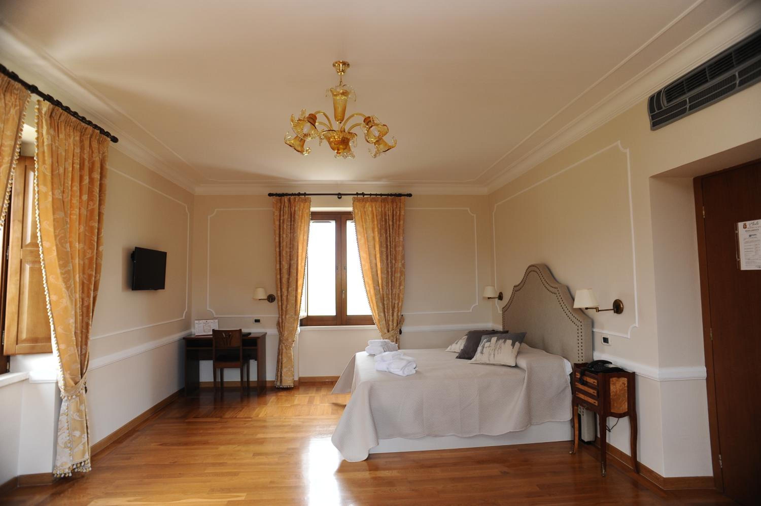 Double Room with Spa Bath photo 2