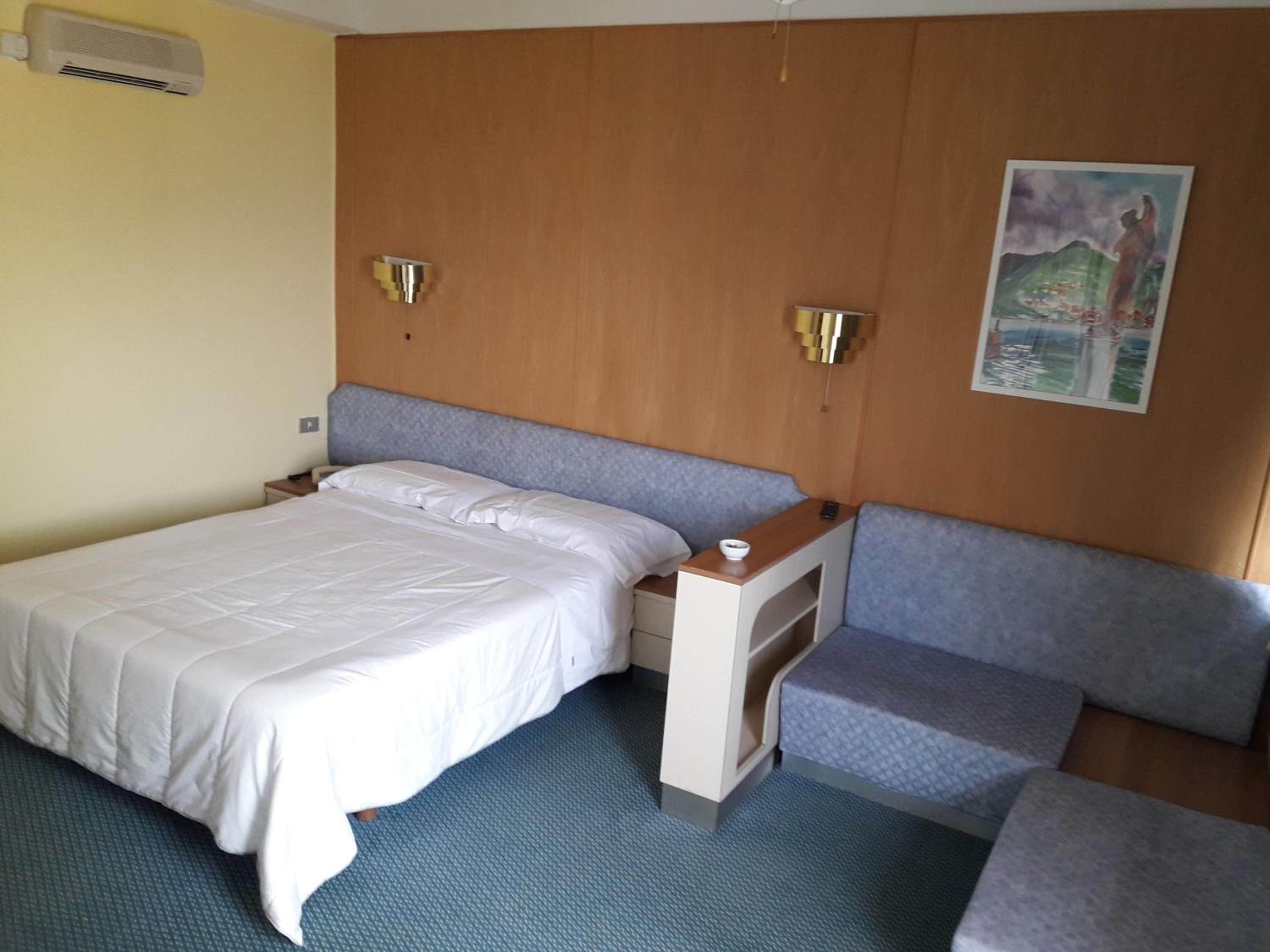 Double or Twin Room with Lake View - Photo 7