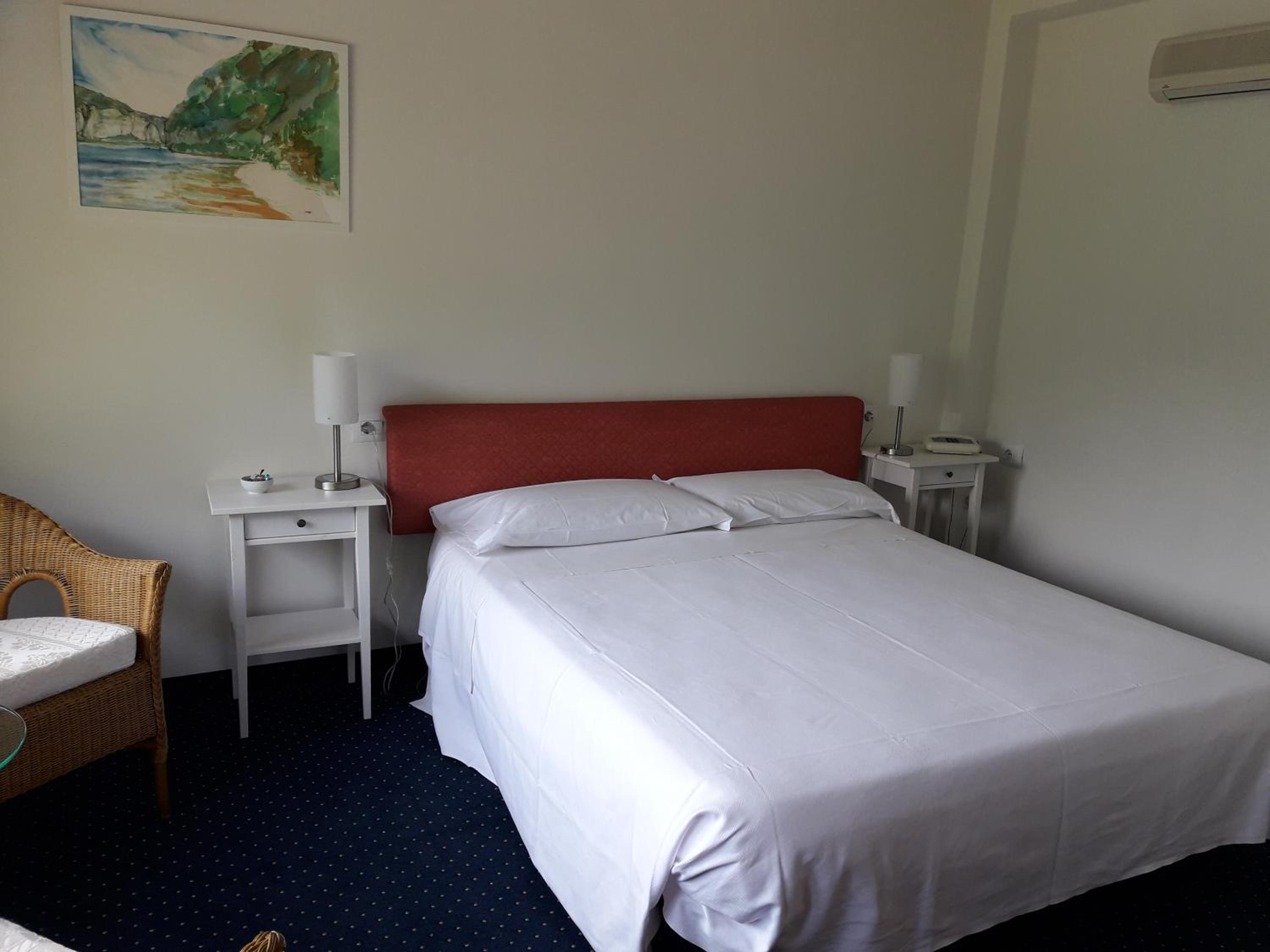 Double or Twin Room with Lake View - Photo 4