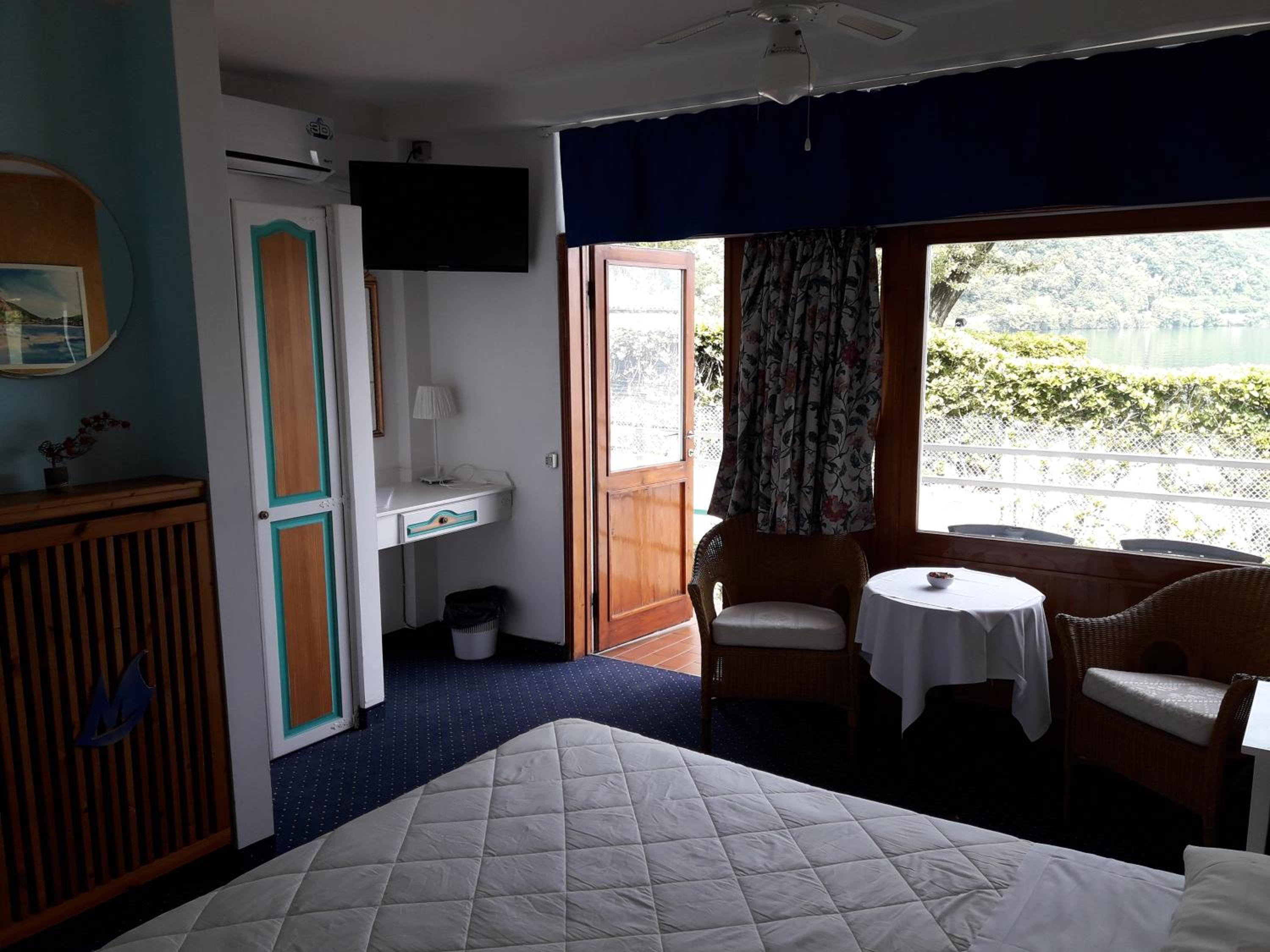 Double or Twin Room with Lake View - Photo 10