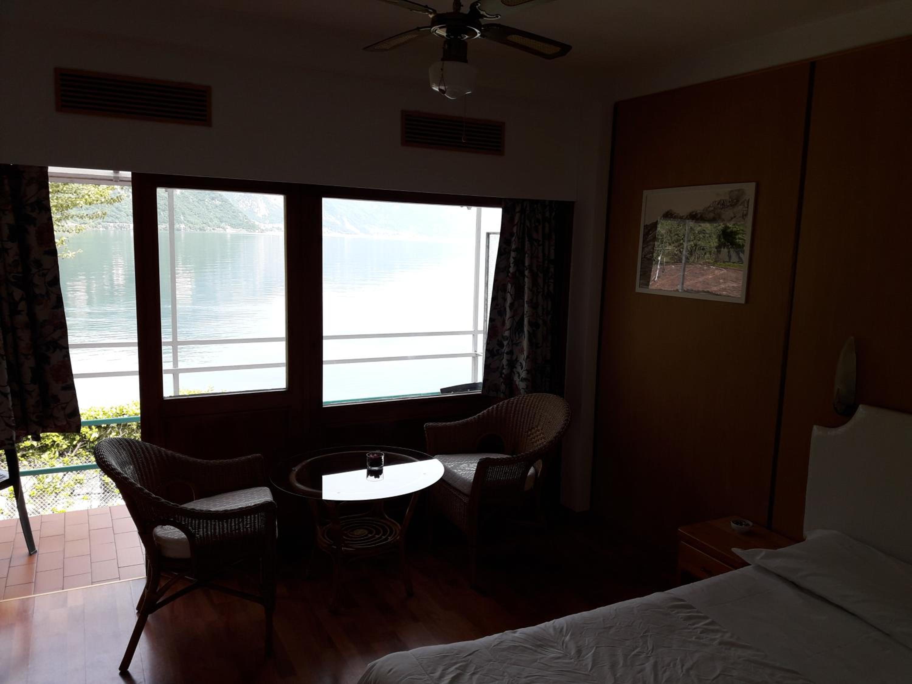 Double or Twin Room with Lake View - Photo 9