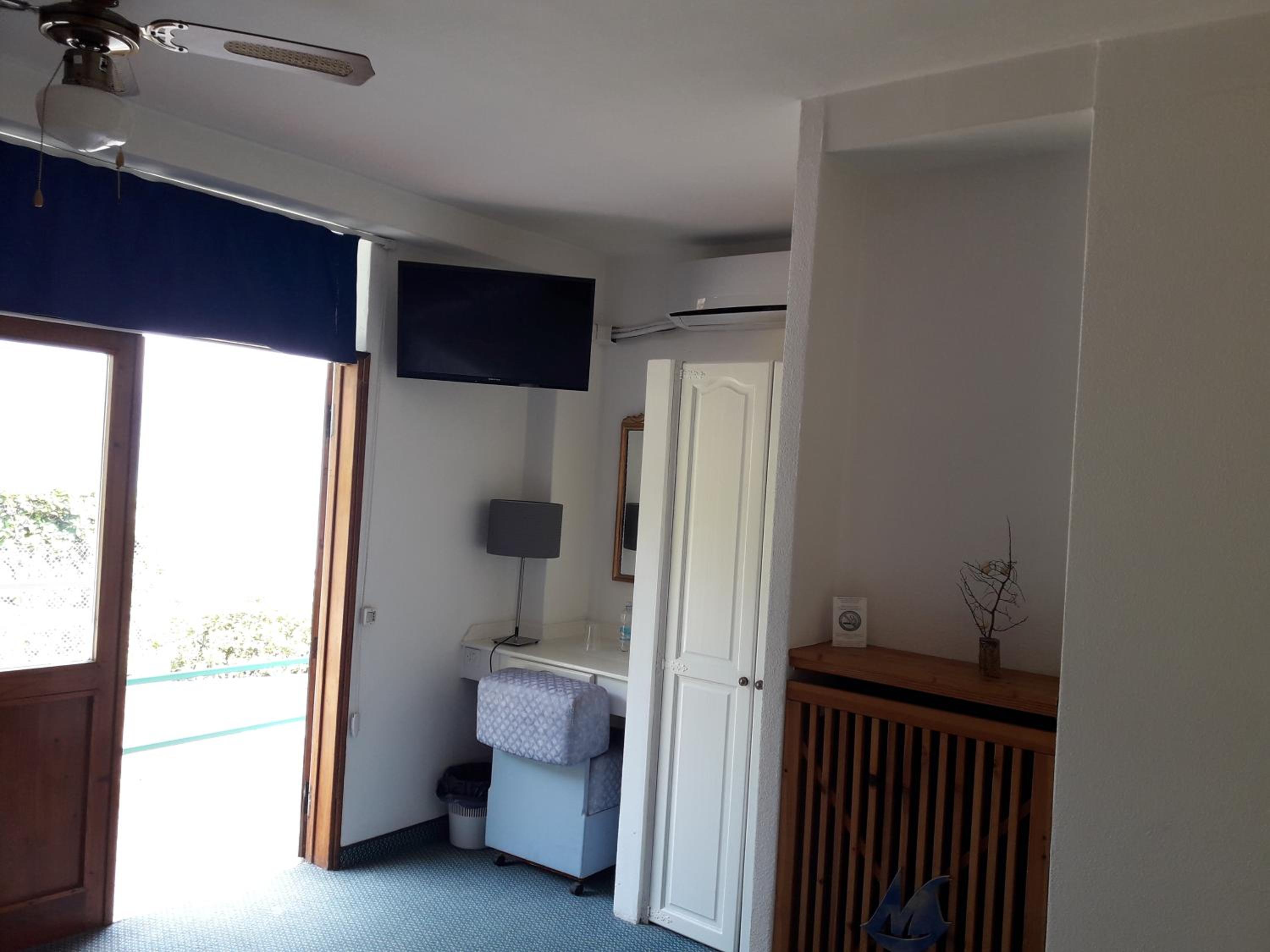 Double or Twin Room with Lake View - Photo 5
