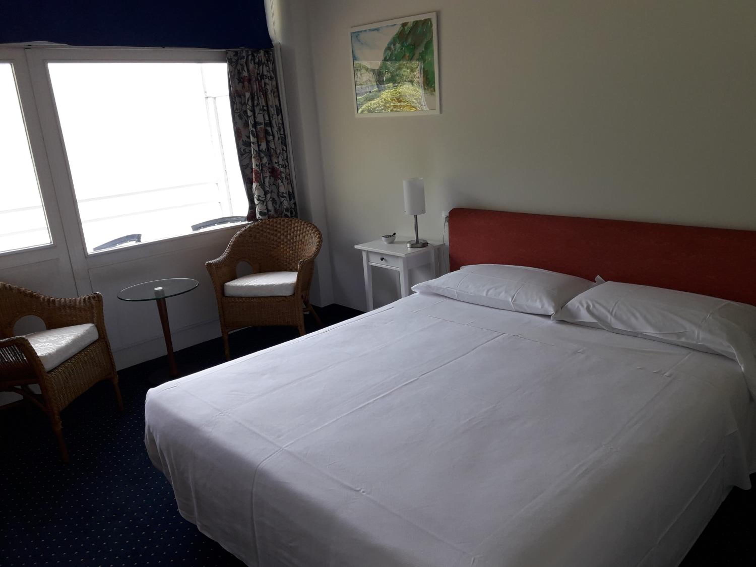 Double or Twin Room with Lake View - Photo 6