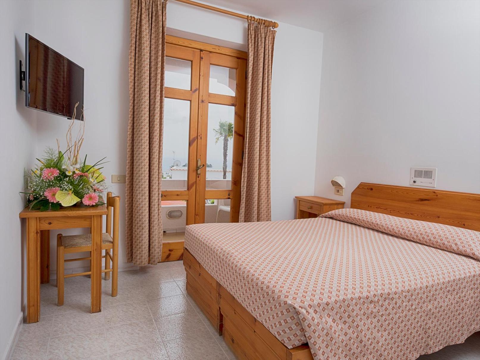 Double or Twin Room with Sea View - Photo 3