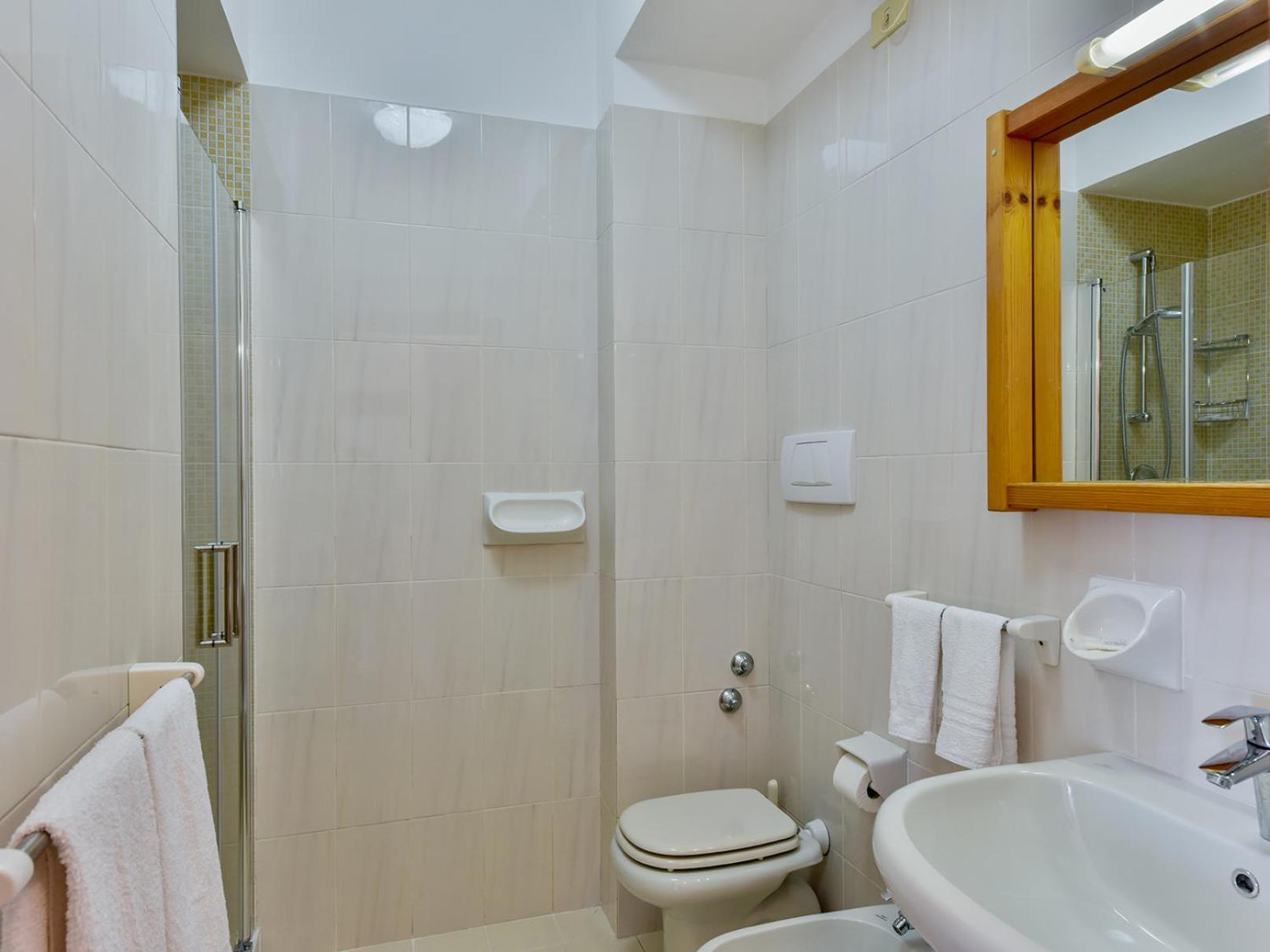 Double or Twin Room with Sea View - Photo 4