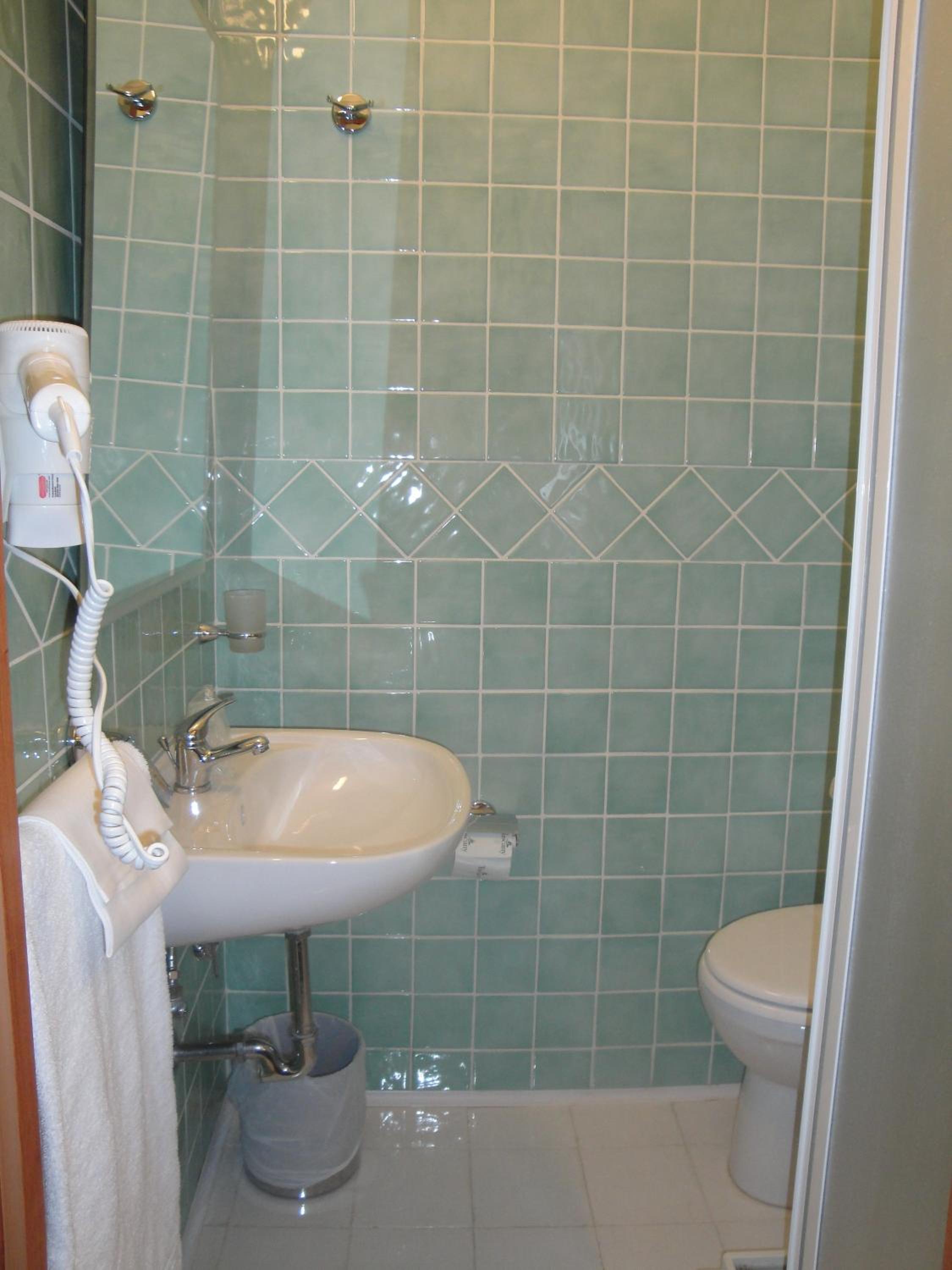 Economy Double Room thumbnail 5