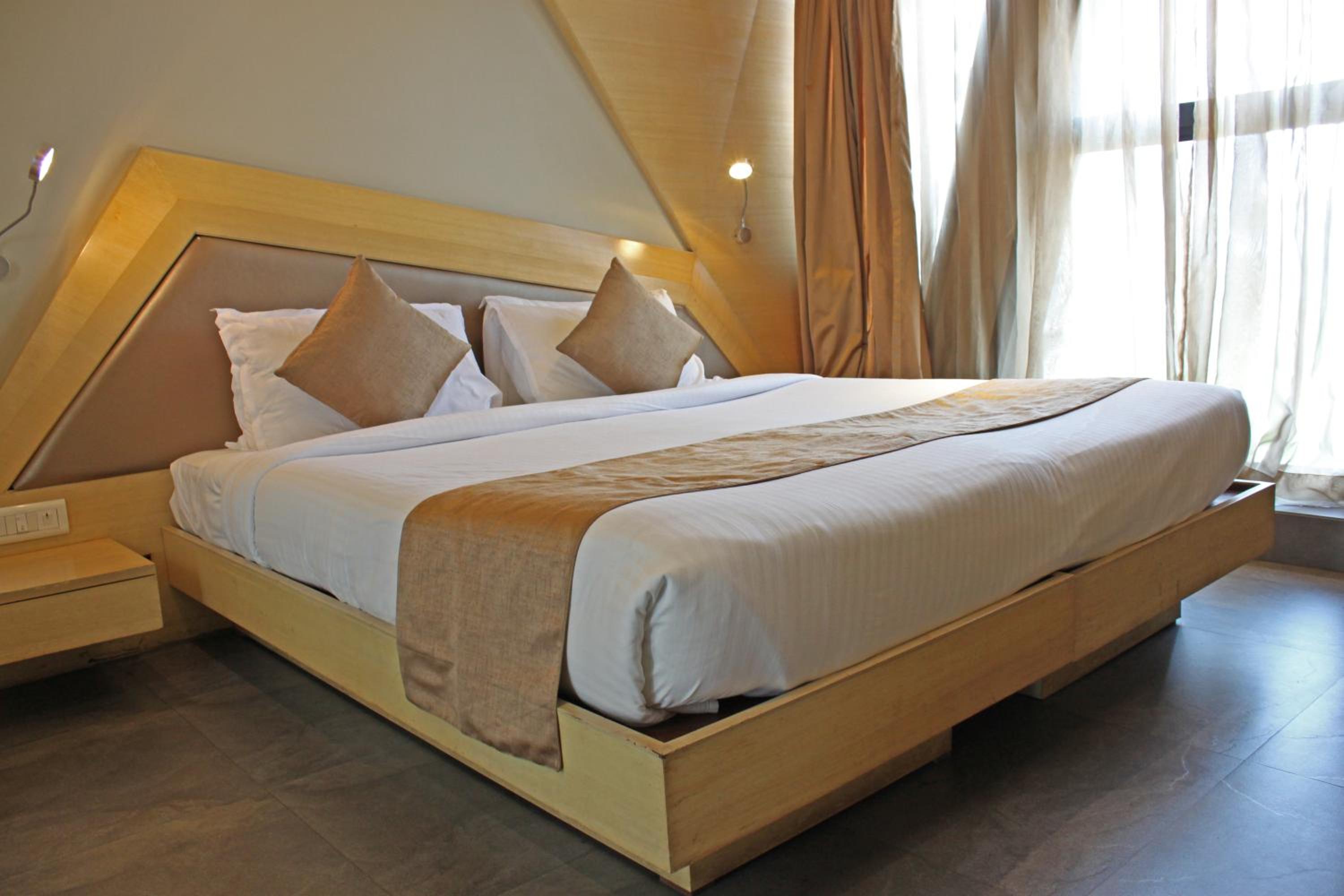 Deluxe Double or Twin Room with Airport Transfers - Photo 10