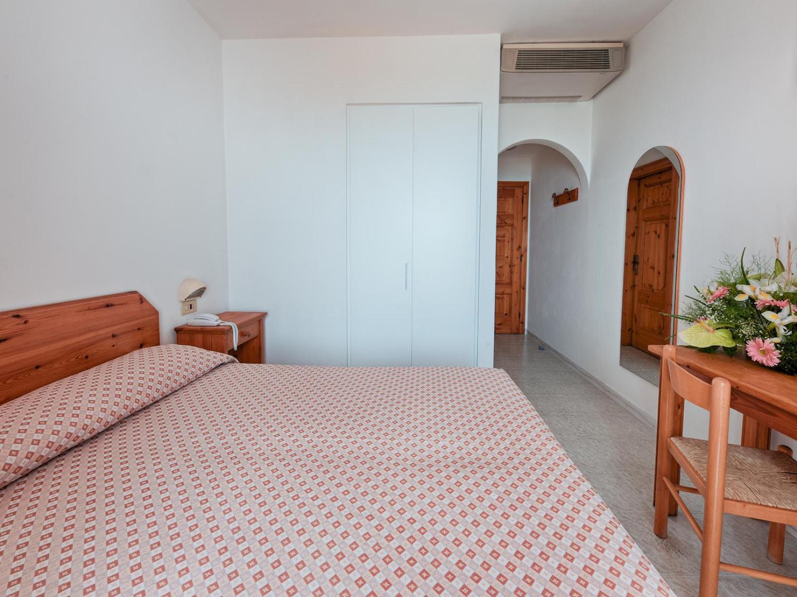 Double or Twin Room with Sea View - Photo 2