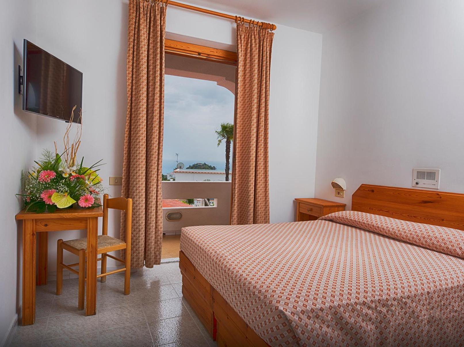 Double or Twin Room with Sea View - Photo 1
