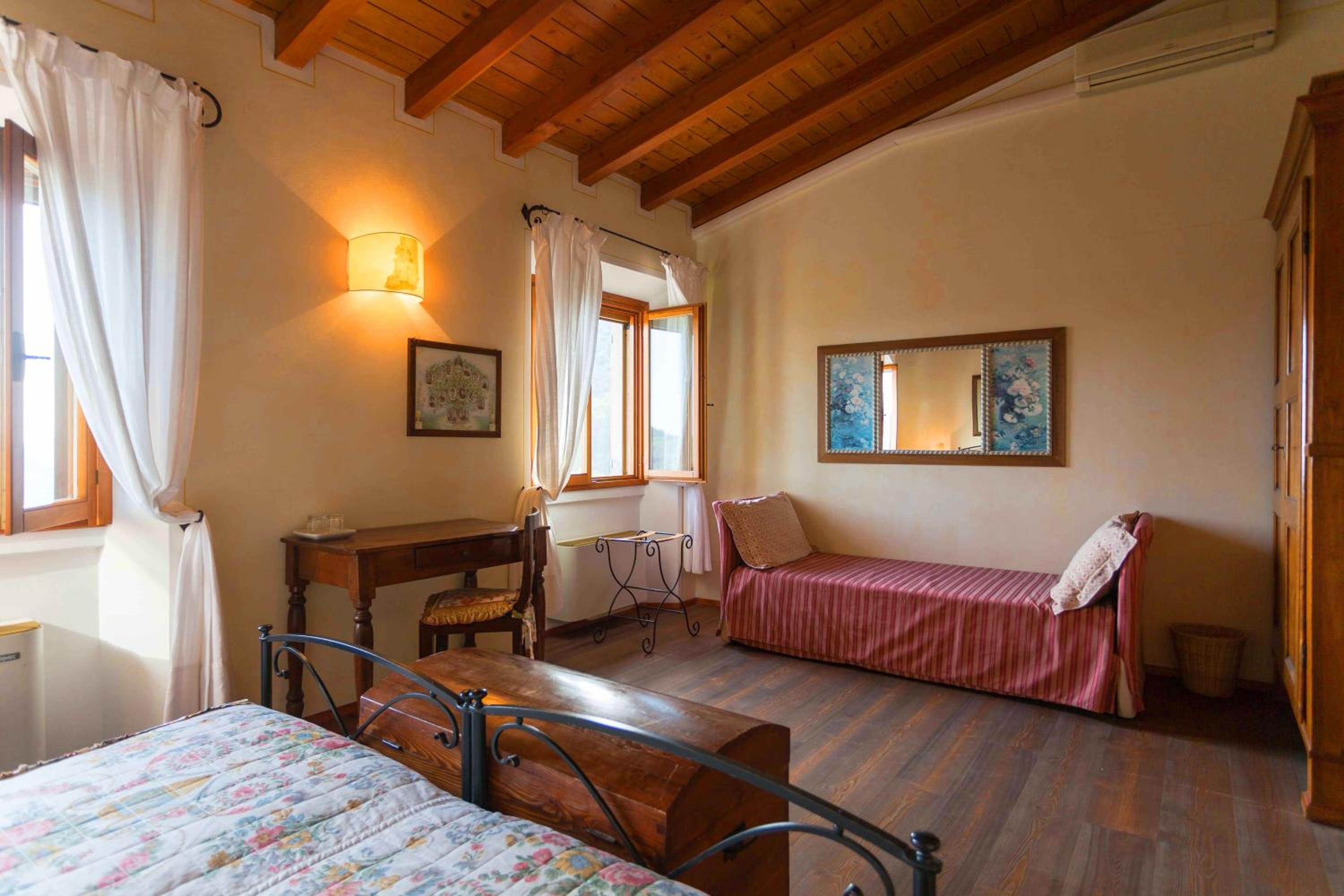 Double Room with Mountain View - Photo 6