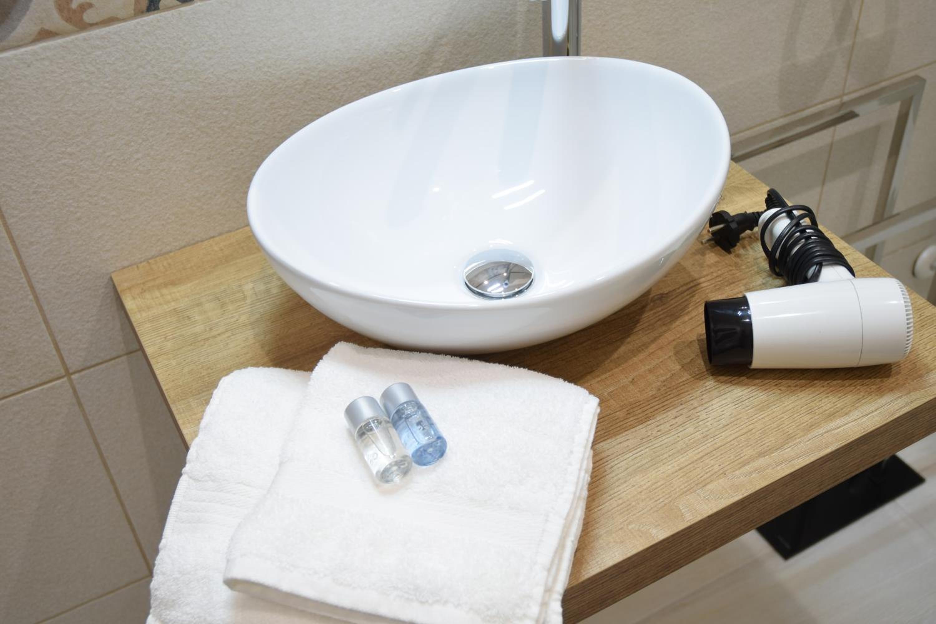 Triple Room with Private Bathroom - Photo 5