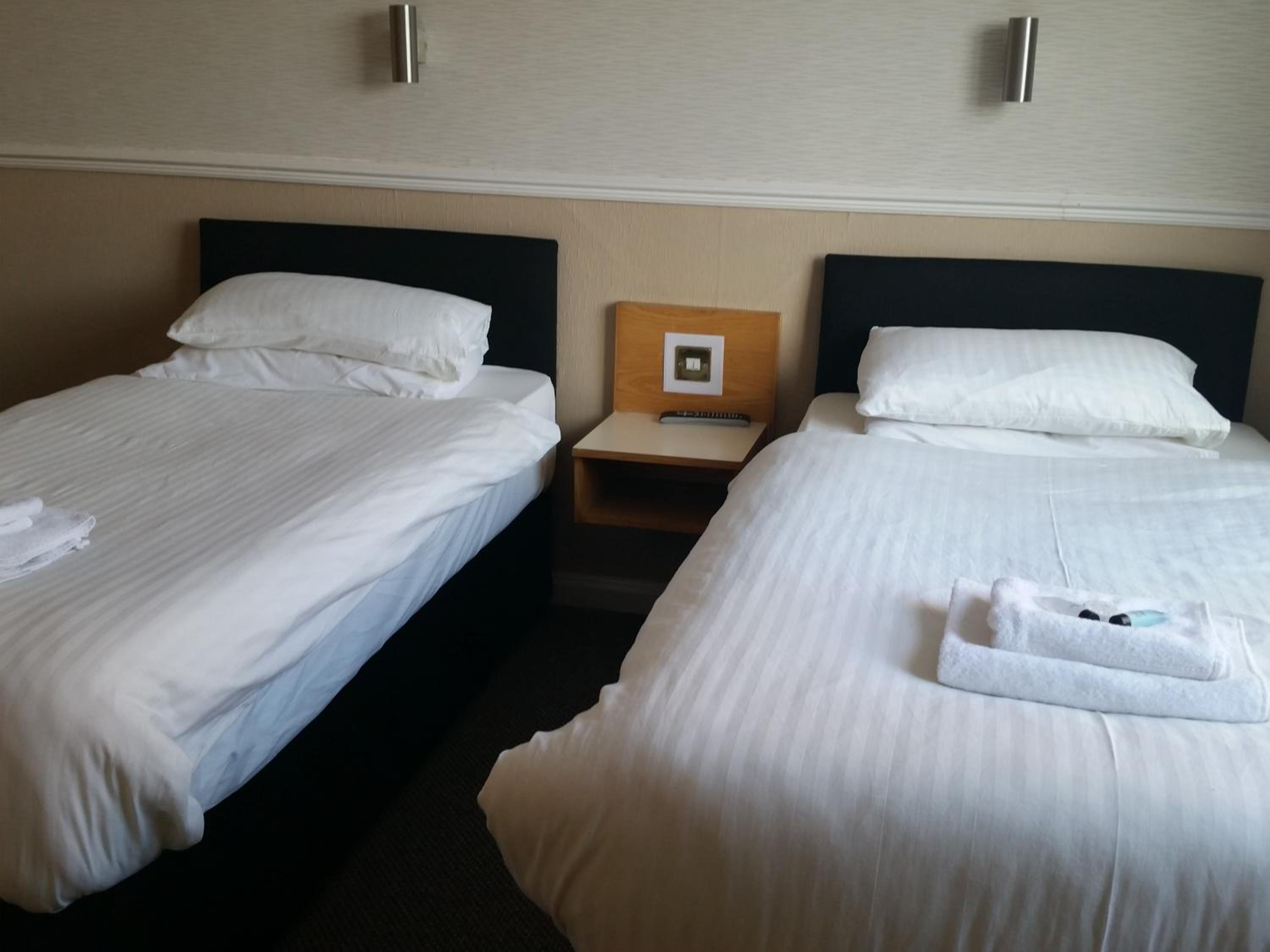 Twin Room with Private Bathroom - Photo 1