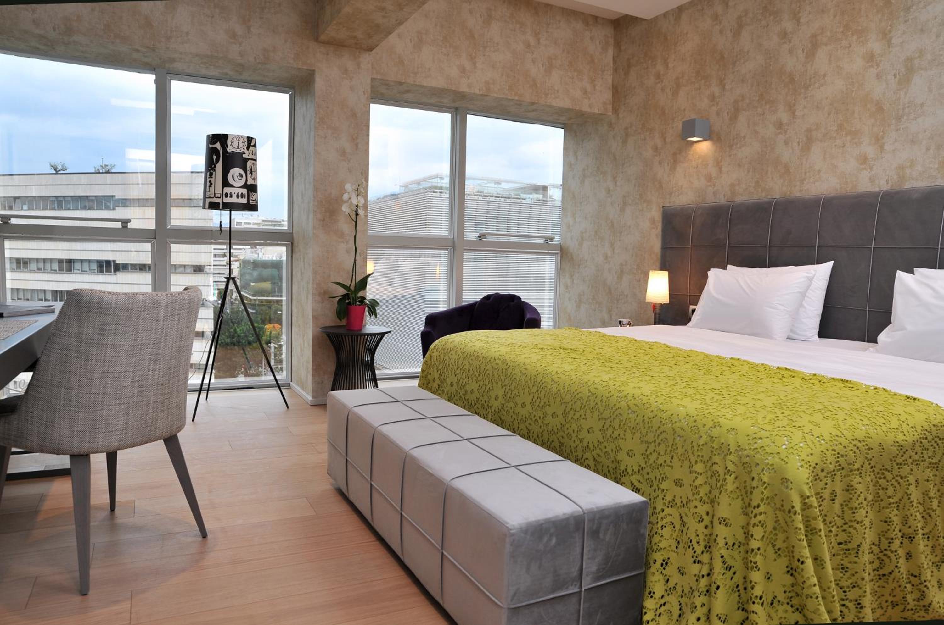 Deluxe Double or Twin Room thumbnail 6